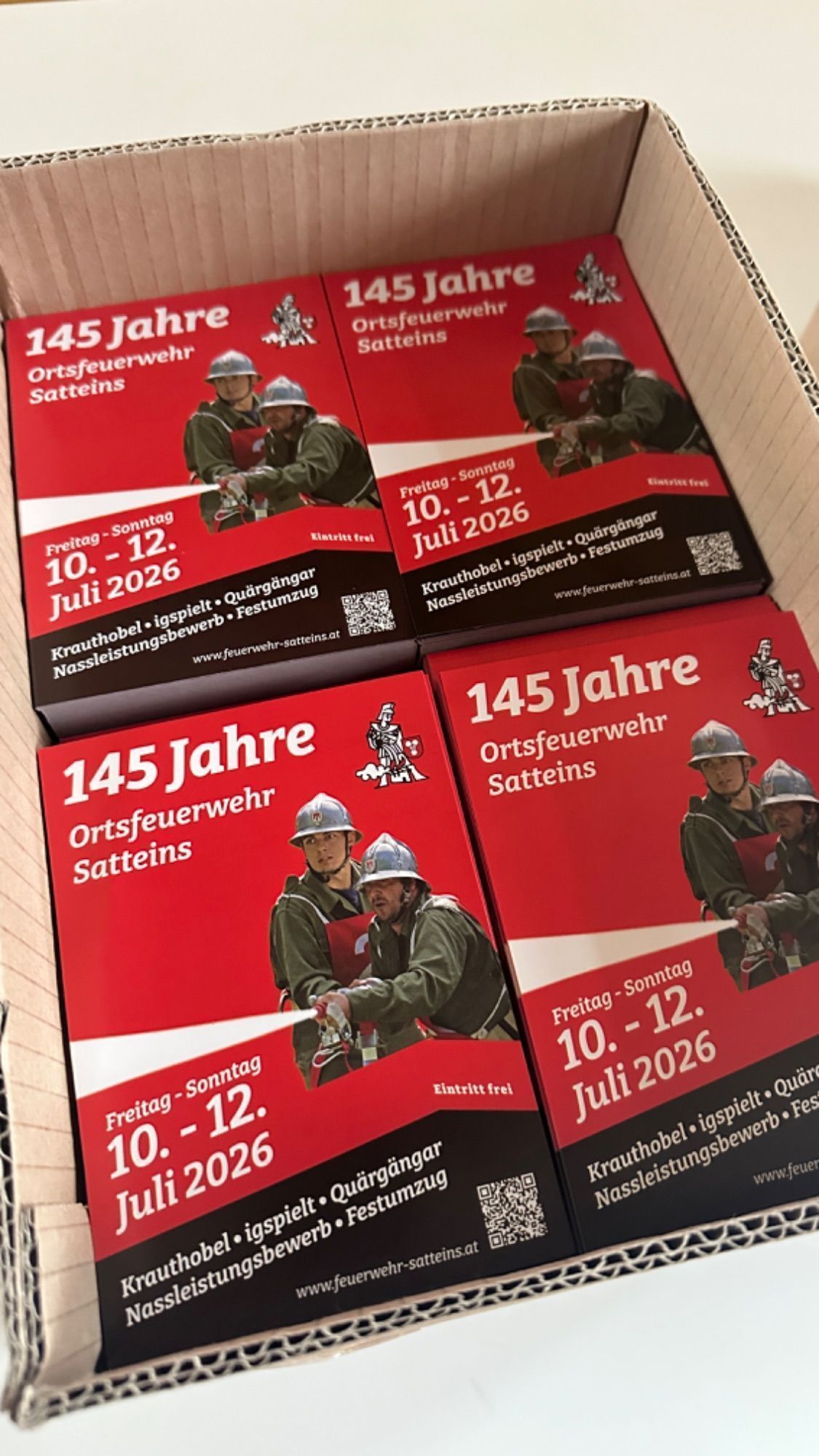 Druckfrische Flyer warten auf ihre Verteilung.