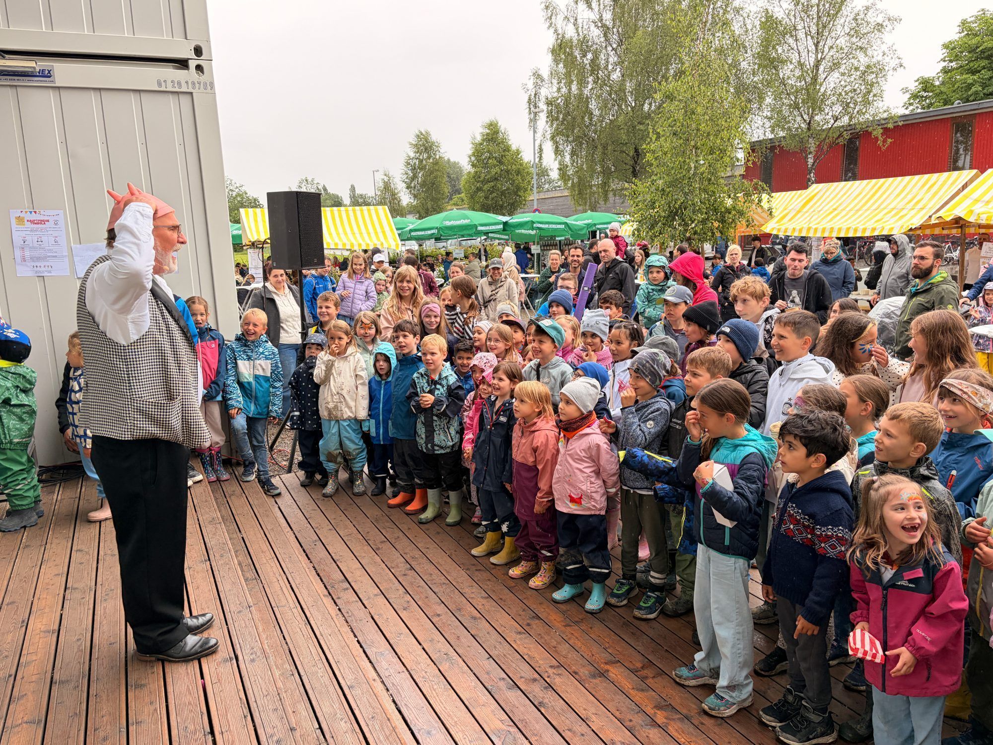 Zauberer Mirakuli sorgte mit seinem Programm für begeisterte Kinder. 