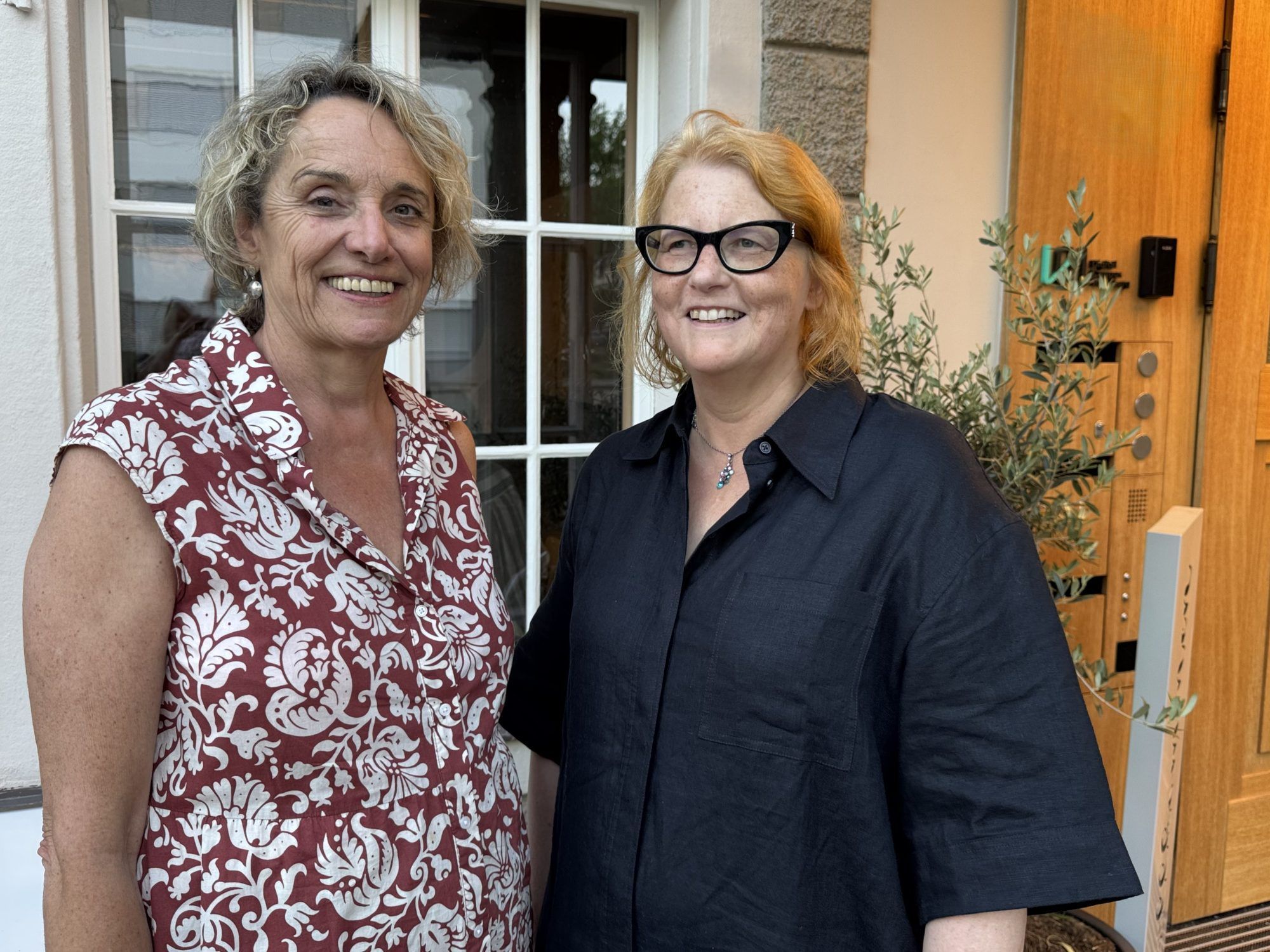 Unter den Besuchern: Elisabeth Türk und Stephanie Gräve.
