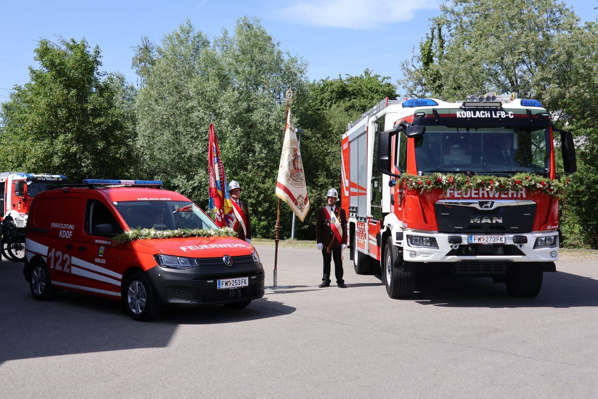 Stolz präsentiert: Die beiden neuen Einsatzfahrzeuge der Ortsfeuerwehr Koblach bei der Fahrzeugsegnung. (c) Gemeinde Koblach