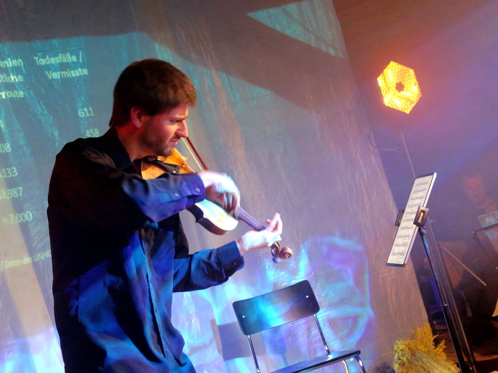 Mit nuancenreicher Ausdruckskraft formt das Violinsolo von Raul Campos den emotionalen Höhepunkt des Abends.