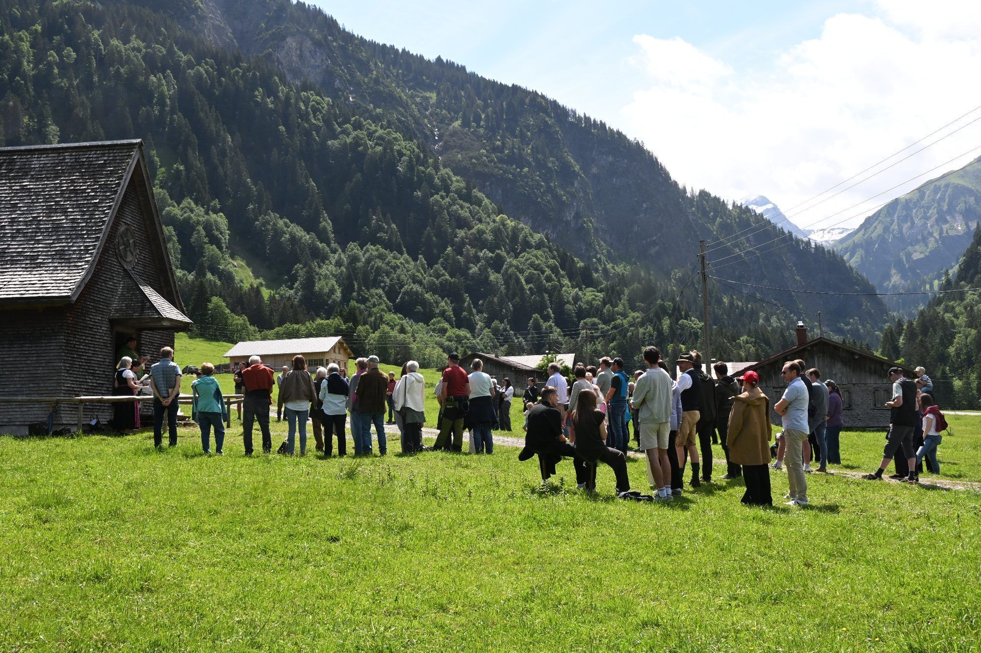 Viele Besucher bei der Benefizierung