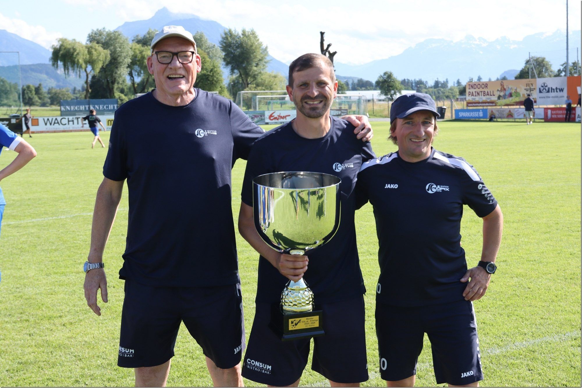 Kurt Biedermann, Meistermacher Ali Özkan und Cotrainer Dany Summer. 