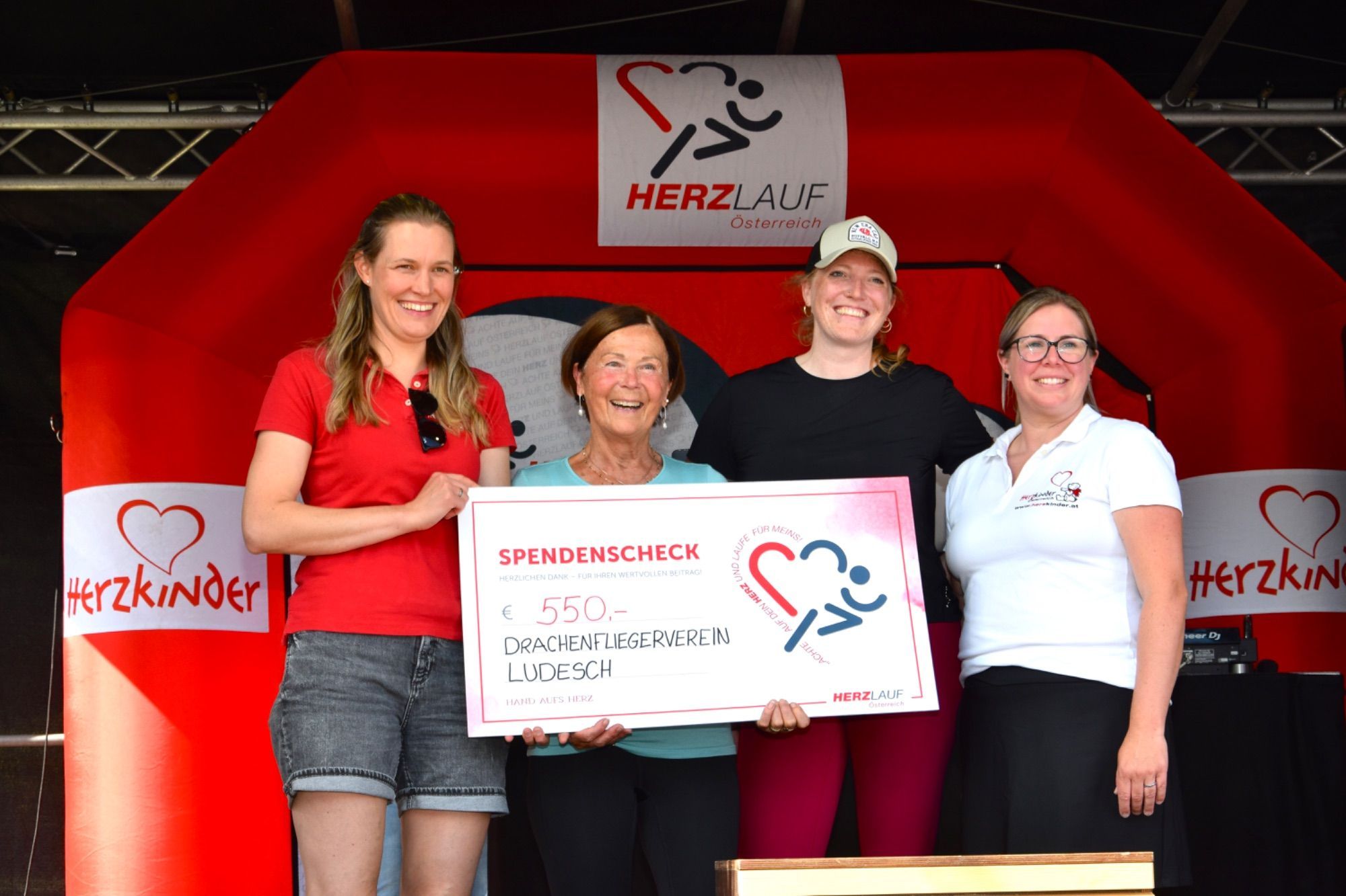 Helga Zengerle, Renate Gassner und Felicitas Huber (beide Mitglieder von „Mir Fraua vo Ludesch“) und Nadine Moosbrugger - Scheckübergabe stellvertretend für den Drachenfliegerverein Ludesch.