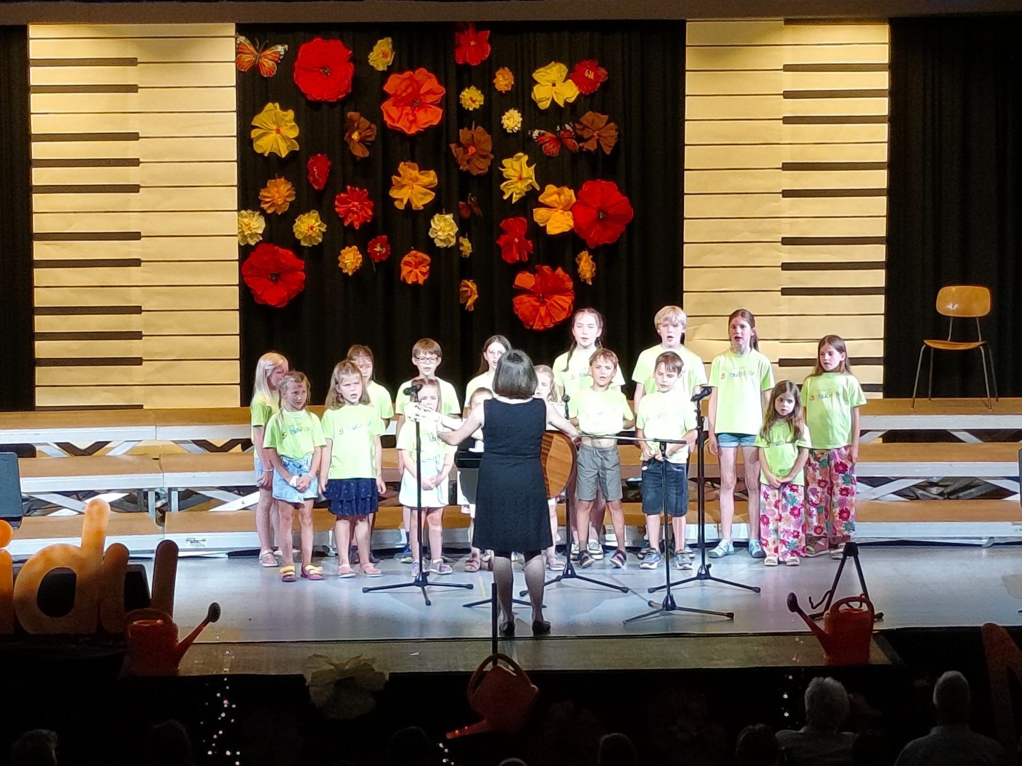 Der Kinderchor „Schubidu“ eröffnete den Konzertabend mit viel Schwung und Begeisterung.