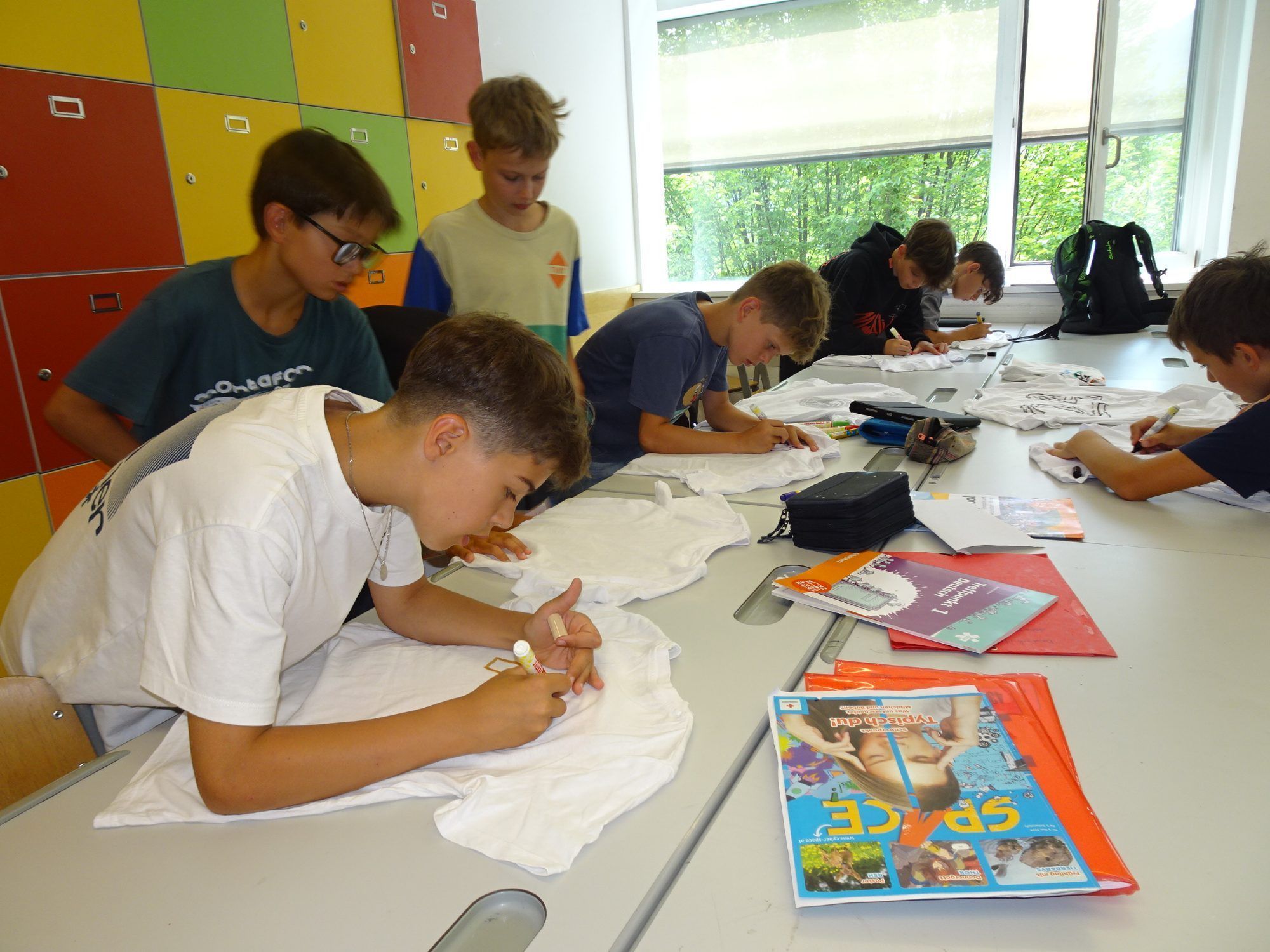 Während des Schuljahres befasste sich jede  Klasse auf ganz unterschiedliche Weise mit ihrem Land und bereitete einen Beitrag vor, der am Tag des Europafestes gezeigt wird. 