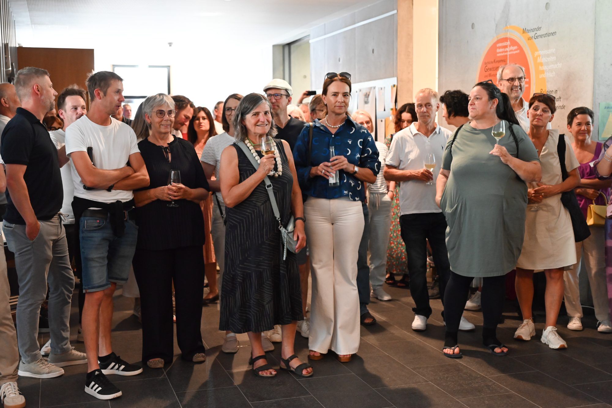 Zahlreiche Gäste sind zur Vernissage am Samstagnachmittag ins Sozialzentrum gekommen.