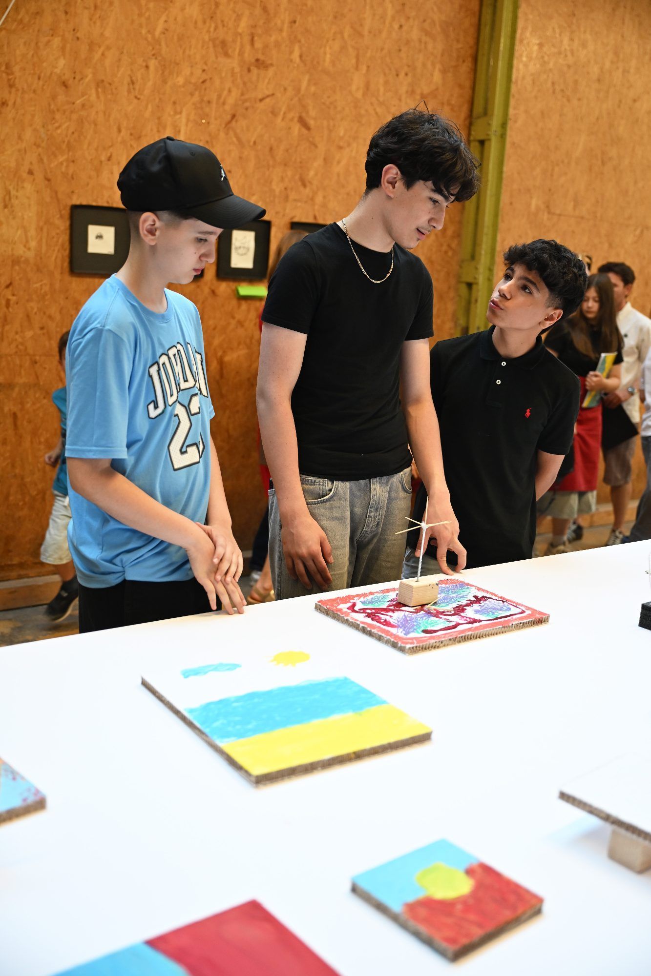 Die Schüler waren zurecht stolu auf ihre Kunstwerke.