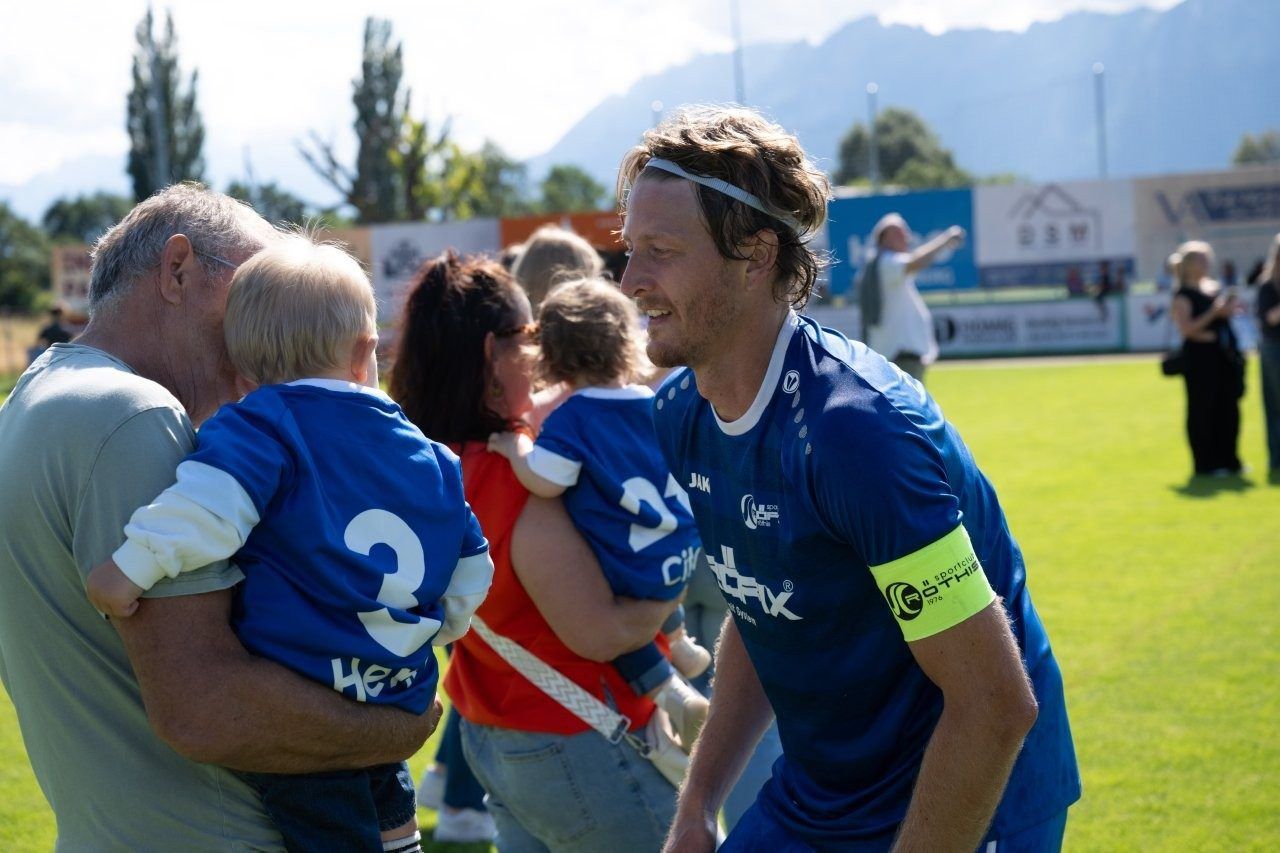 Röthis Kapitän Felix Schöch mit seinem Kind voller Freude.