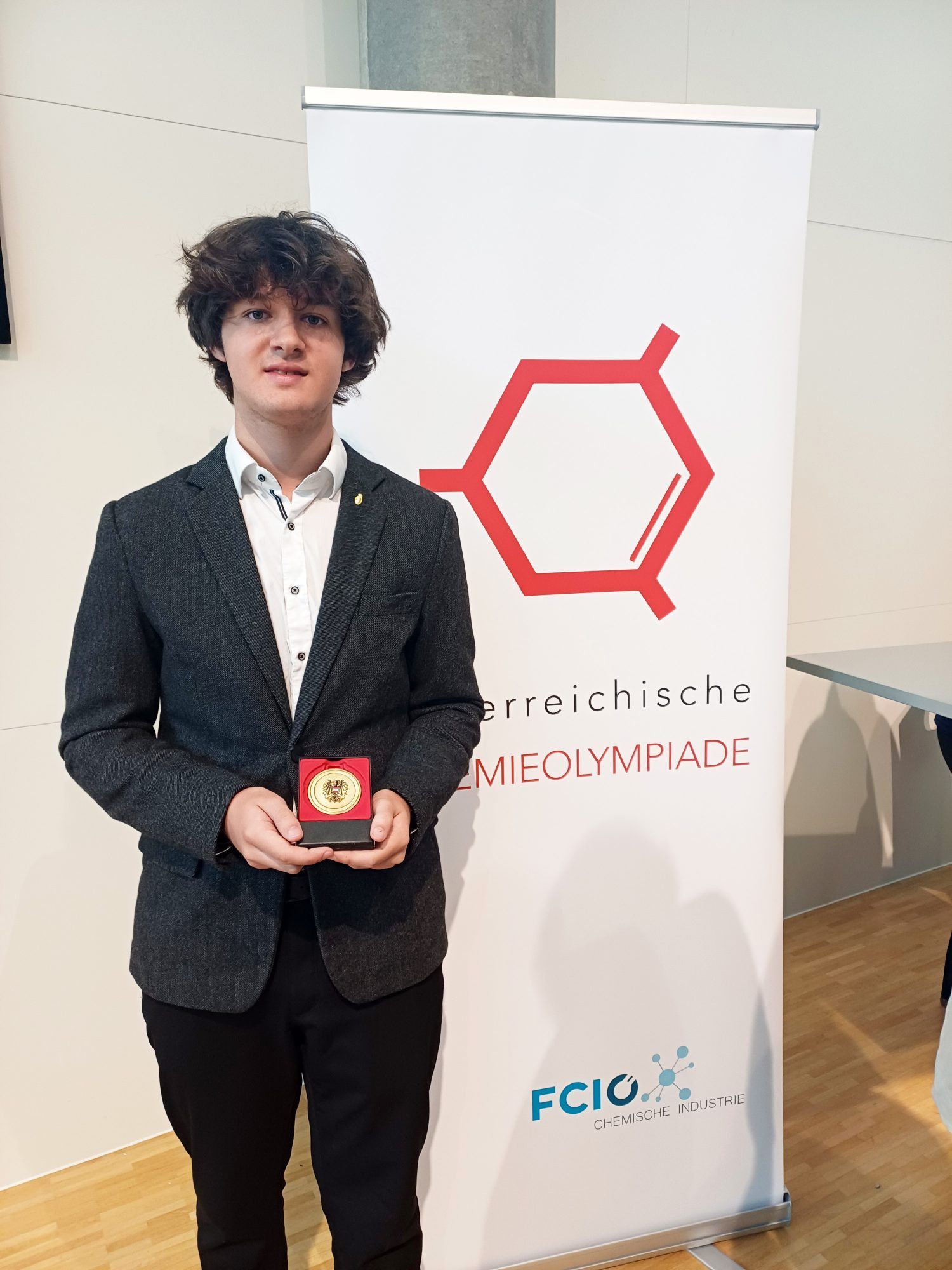 Mit Bronze qualifizierte sich Abel Schmidt auch für das Spezialtraining zur Internationalen Chemieolympiade im Juli in Wien.