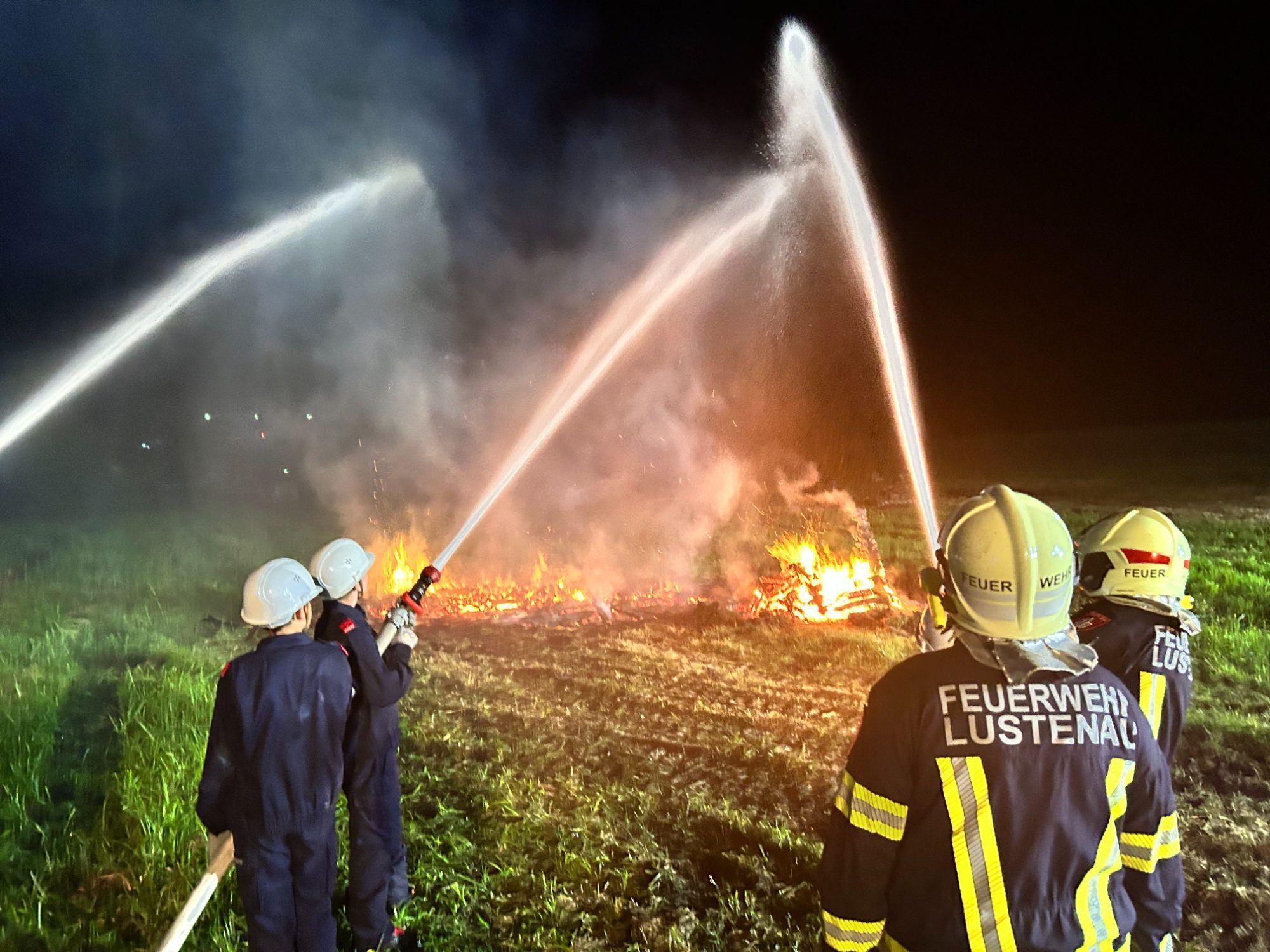 Mitten in der Nacht wurden die Lustenauer Jugendlichen zu einem Brand gerufen. (Quelle: FW Lustenau)
