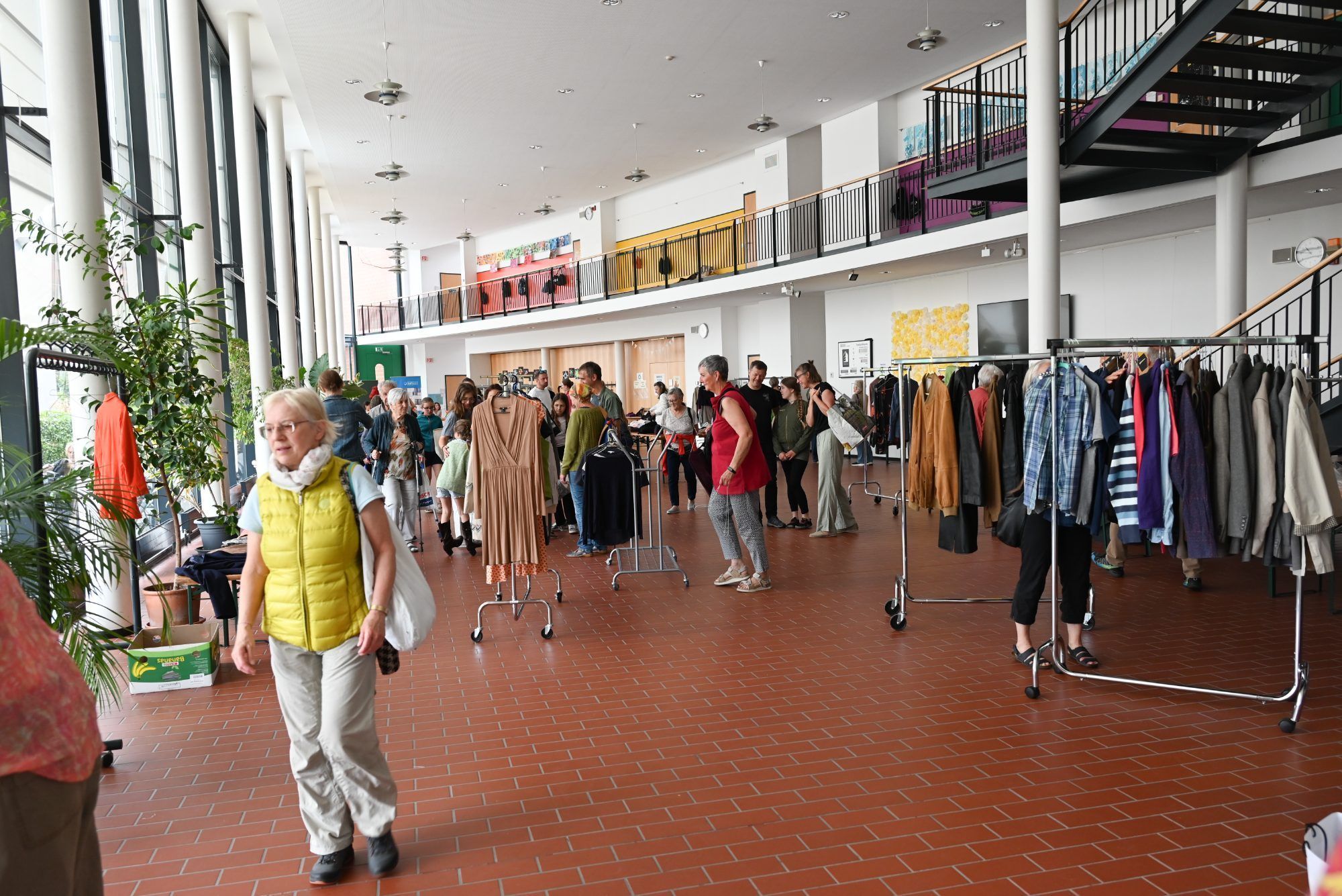 Kleider tauschen, statt wegwerfen: der Kleidertausch in Lustenau erfreut sich großer Beliebtheit.
