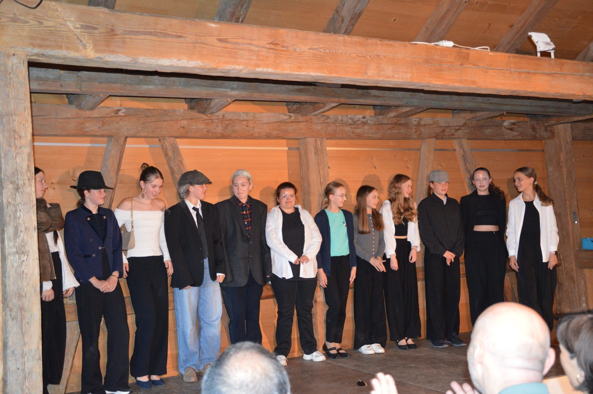 Freude am Theaterspielen bei den Drittklässlern der MS Alberschwende.