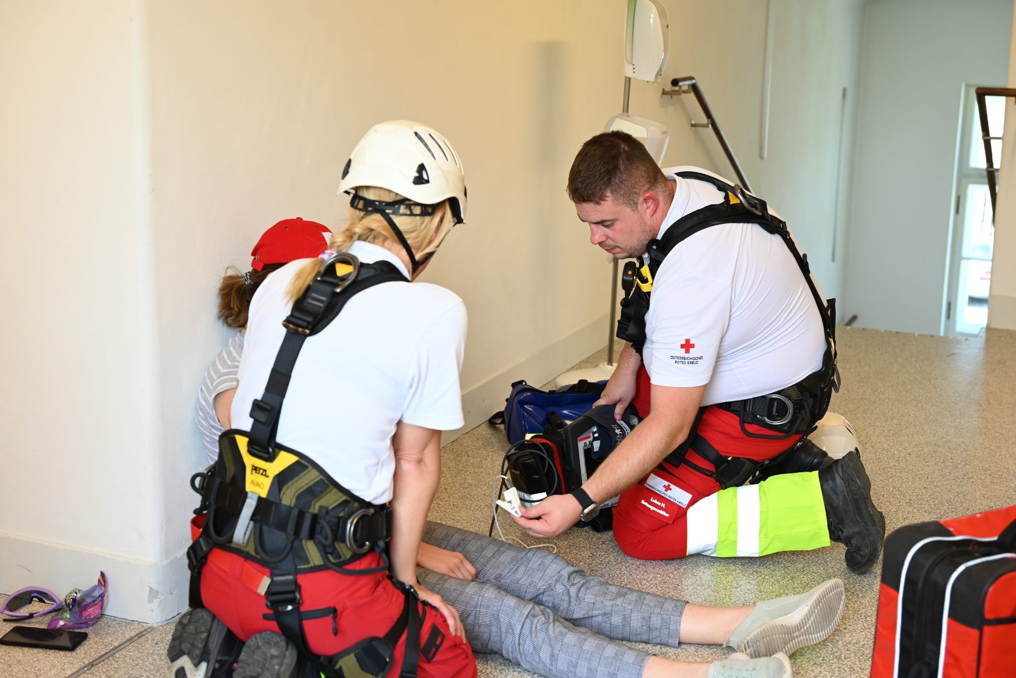 Die Sanitäter wurde mit dem Kran zu einer Höhenrettung gebracht.