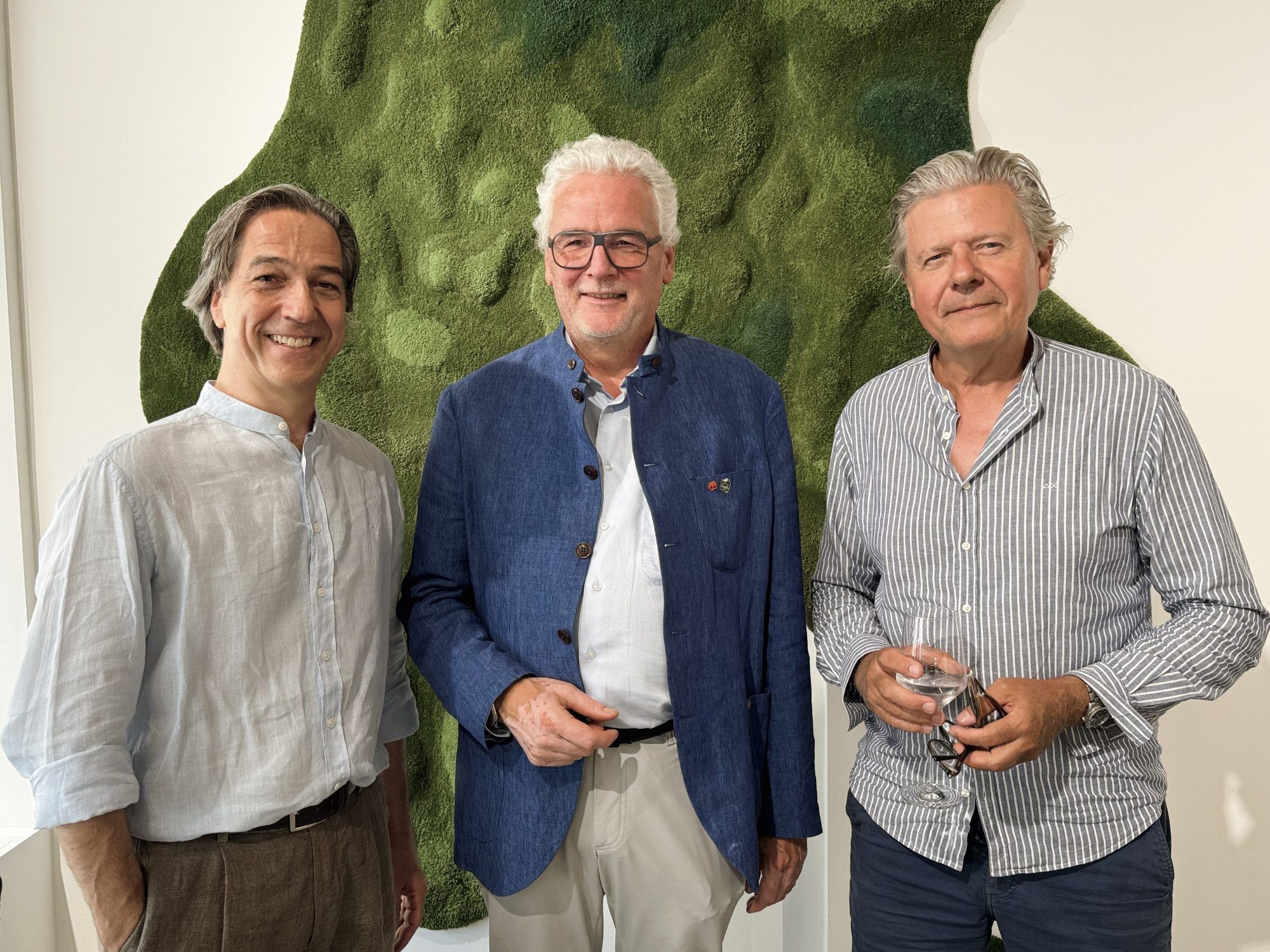 Axel Pfefferkorn (curious-creative space Lech) mit Bürgermeister Gerhard Lucian und Gartenplaner Christian Minichshofer. 