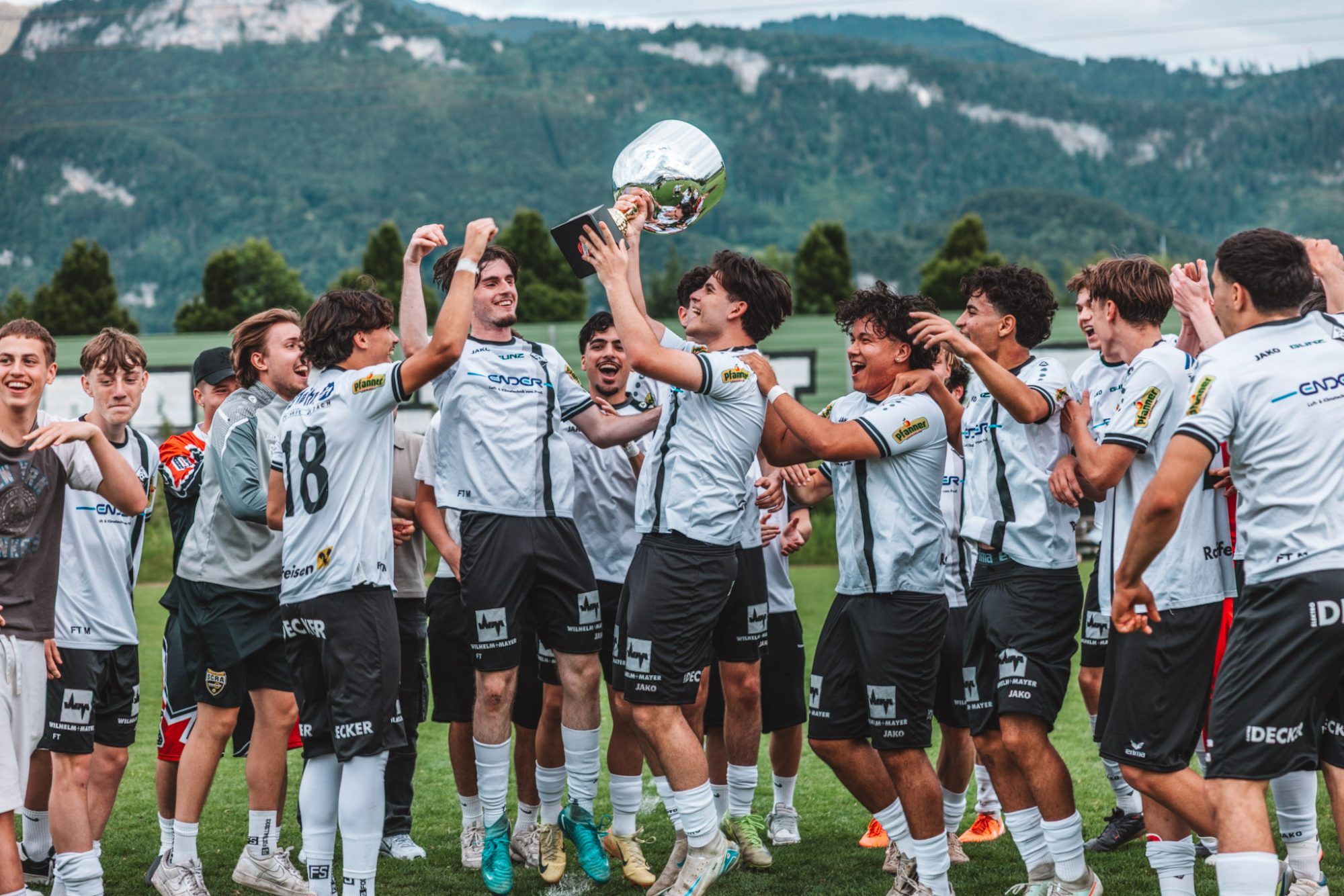 Der Meisterpokal wurde übergeben.