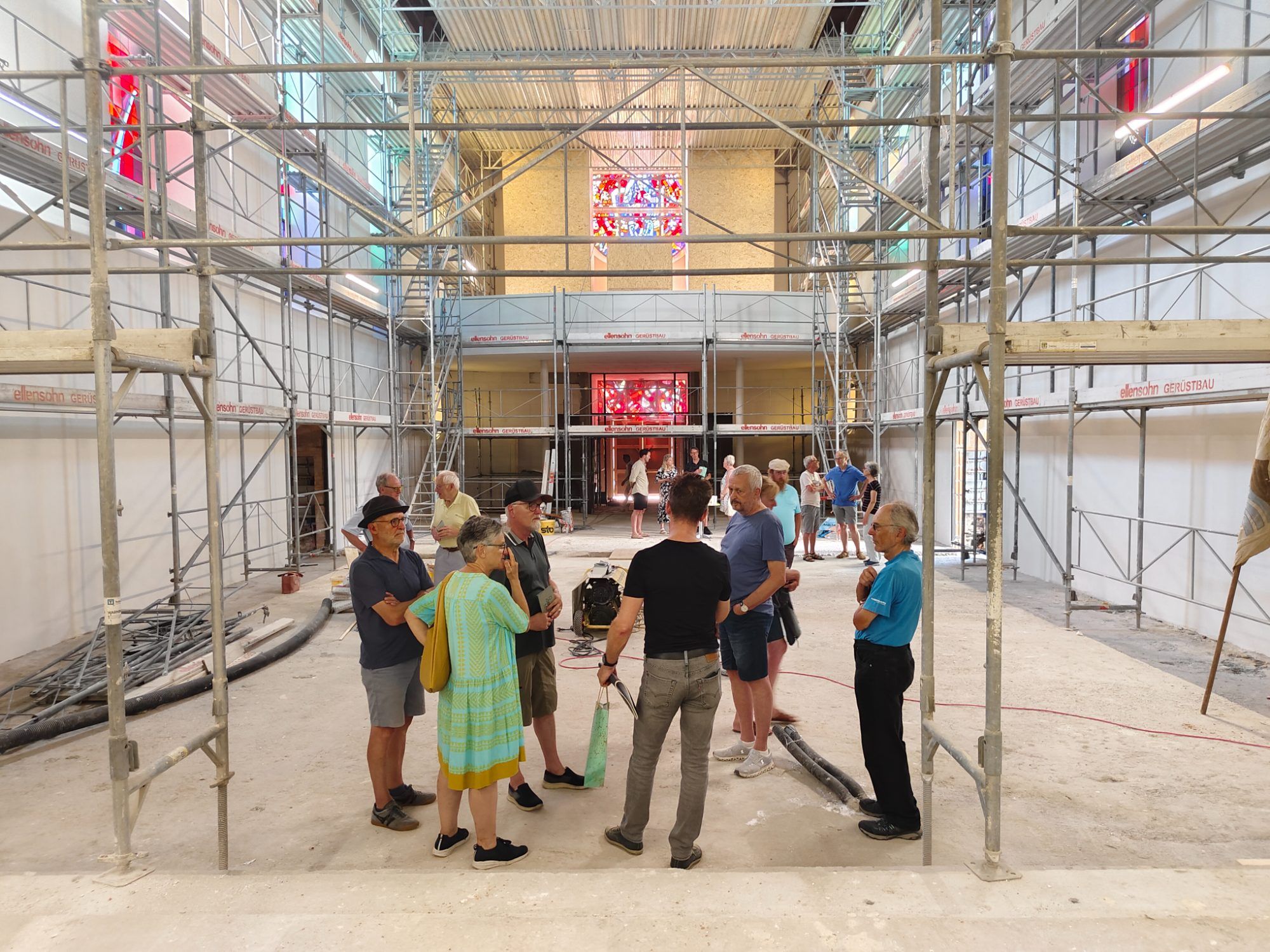 Die Führung bot spannende Einblicke in die laufende Umgestaltung der Pfarrkirche und stieß bei den Besuchern auf großes Interesse.