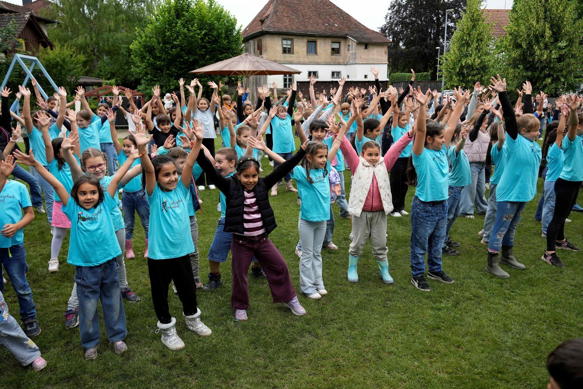 Ein weiterer Höhepunkt war ein Flashmob, den die Kinder auf der Wiese zeigten.
