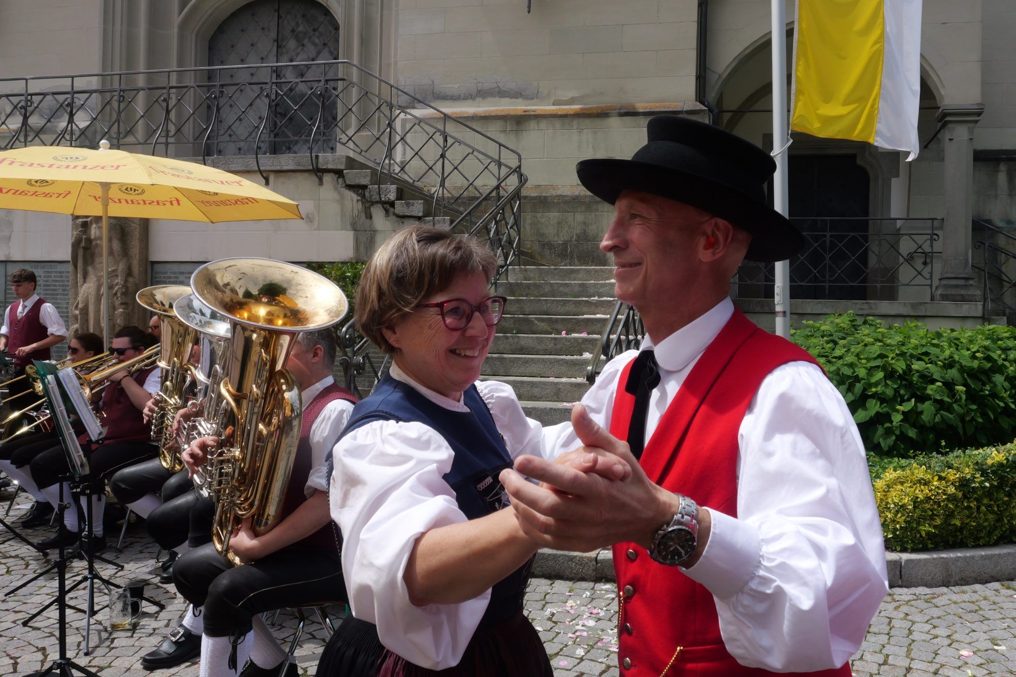 Jutta Merz und Hubert Kreßnig vom Trachtenverein schwangen das Tanzbein.