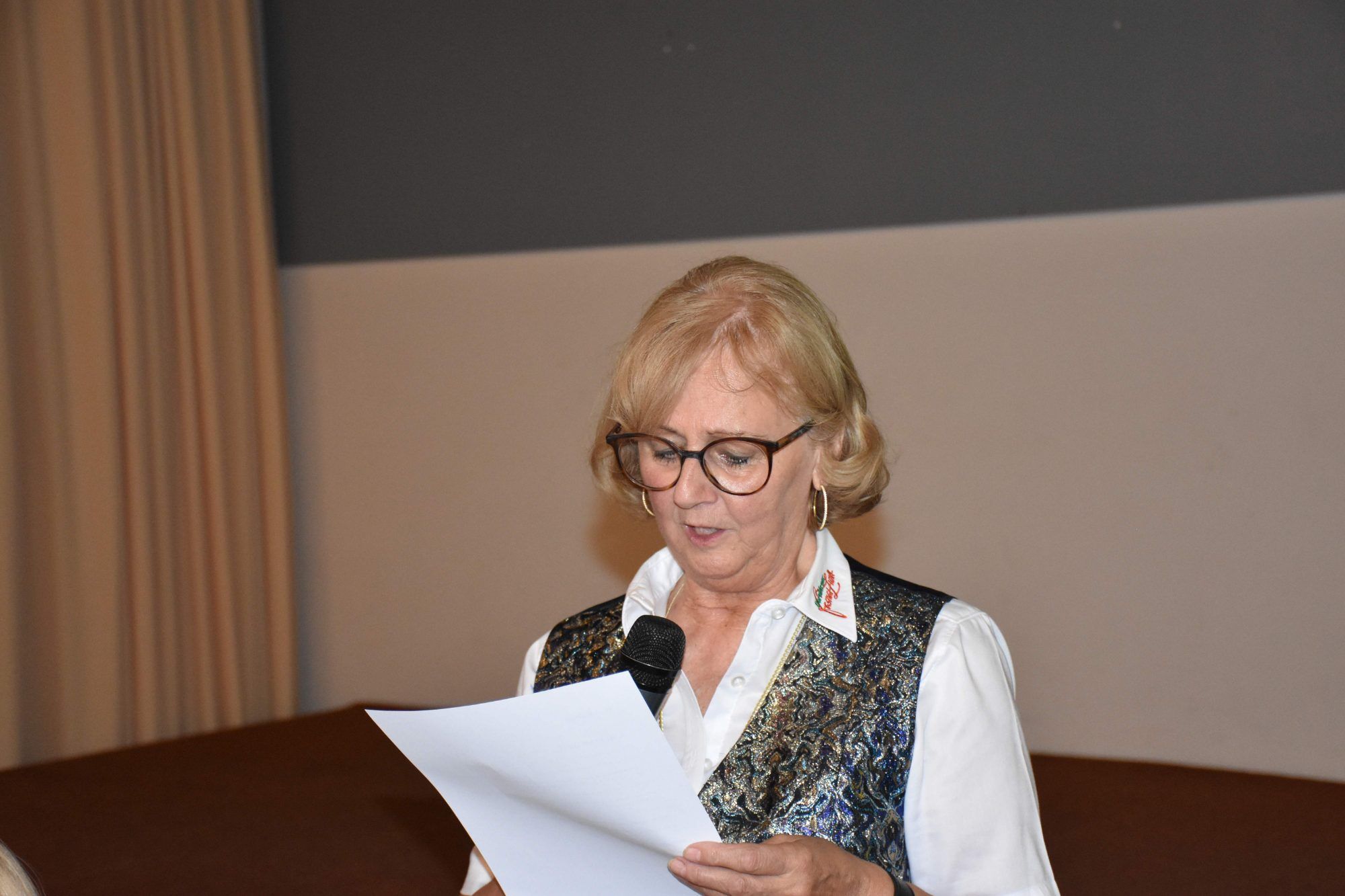 Zunftmeisterin Dagmar Fenkart-Kaufmann hieß zahlreiche Gäste bei der Jahreshauptversammlung der Dornbirner Fasnat-Zunft willkommen.