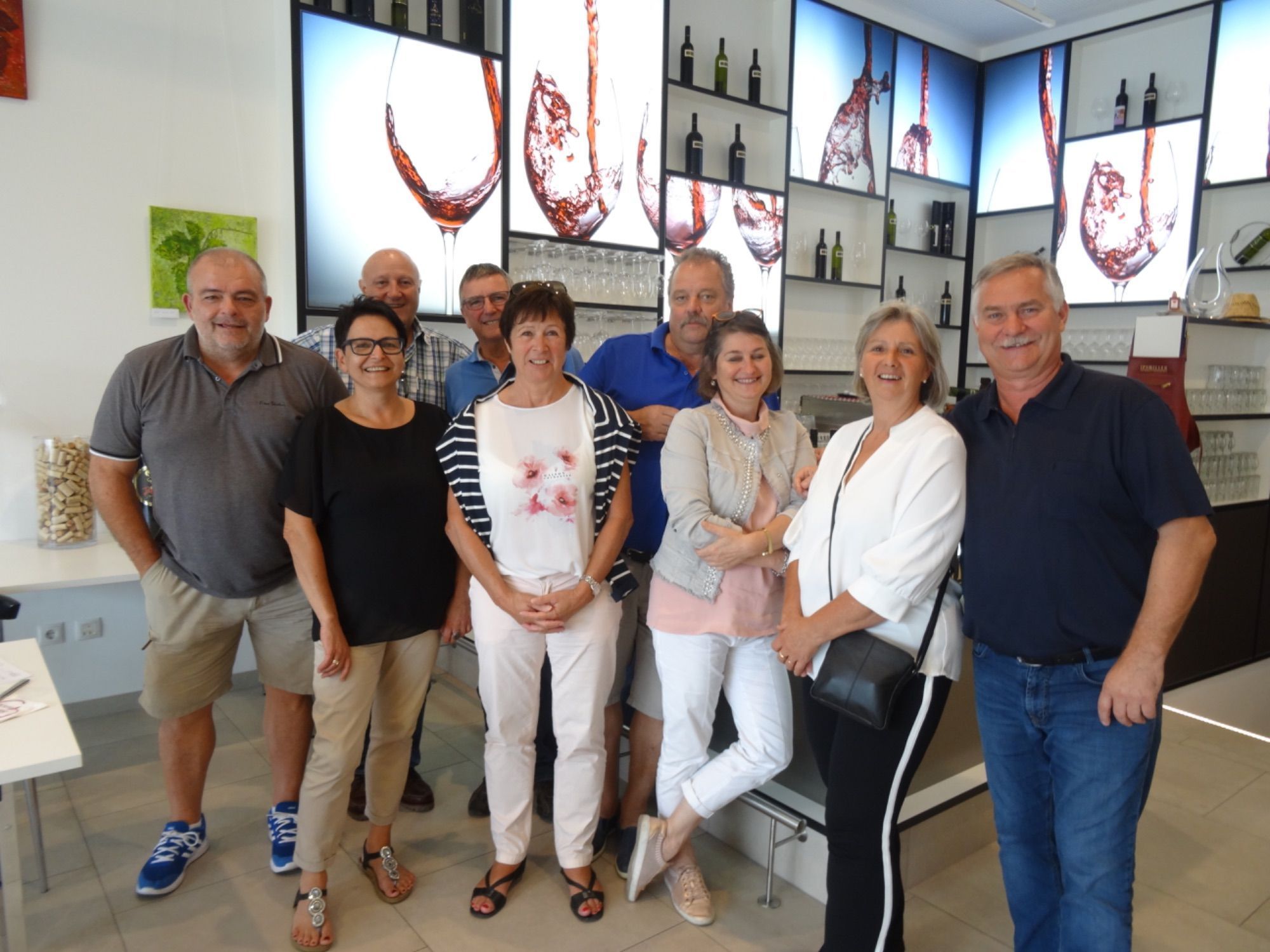 Hanspeter (links) liebte die Geselligkeit und organisierte gern die Weinreisen für den Verein „Läbbe-gsi“.