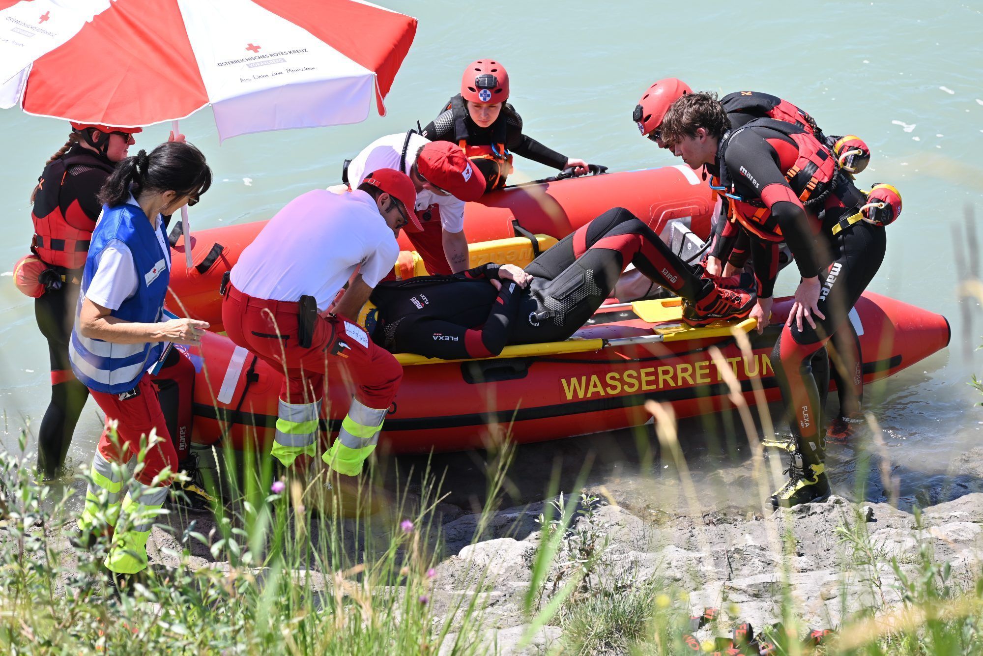 Der Patient wurde vom Schlauchboot über die Böschung zum Rettungswagen transportiert.