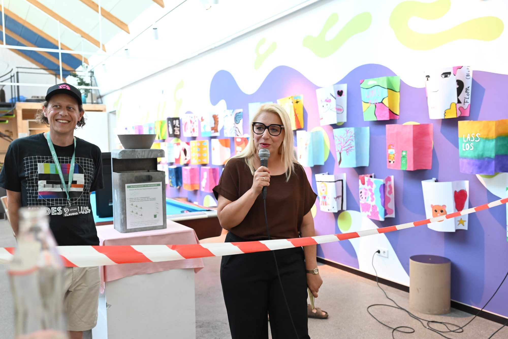 Kinder- und Jugendgemeinderätin Nicole Feurstein-Hosp (FPÖ) begrüßte die zahlreichen Gäste, die zur Eröffnung der Ausstellungen ins dô gekommen sind. 