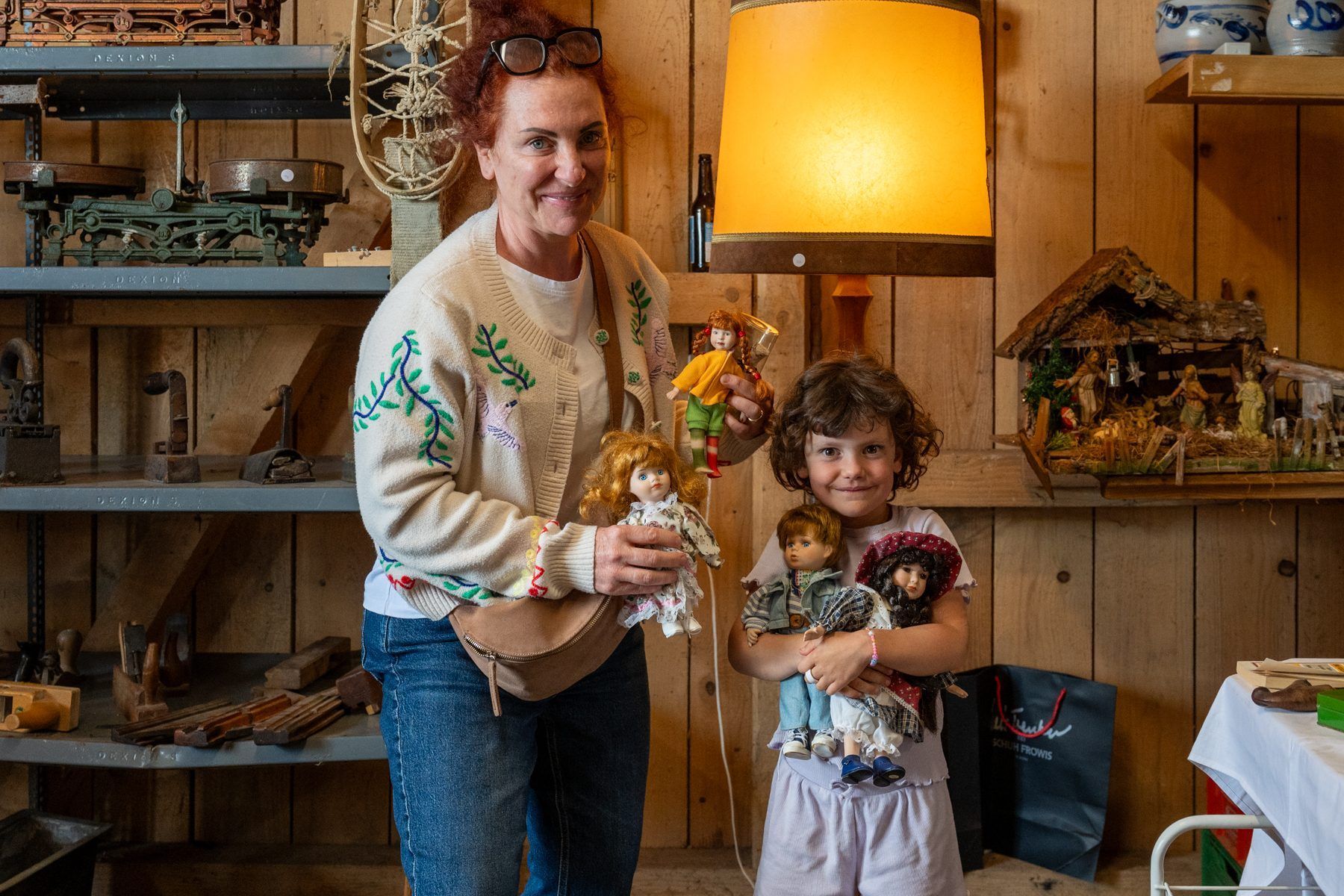 Esther und Flora wurden in der Puppenabteilung fündig