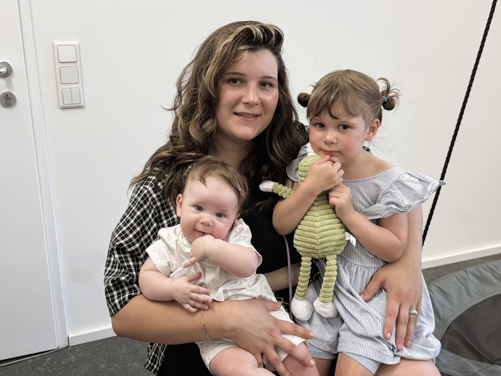 Jasmina Ganahl mit Lucy und Maya.