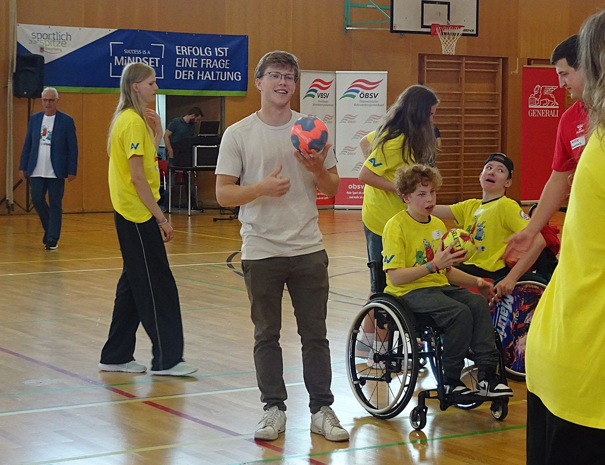 Nico Sager vom HC Hard freute sich, den Kindern und Jugendlichen ein paar Handballtricks zu zeigen.