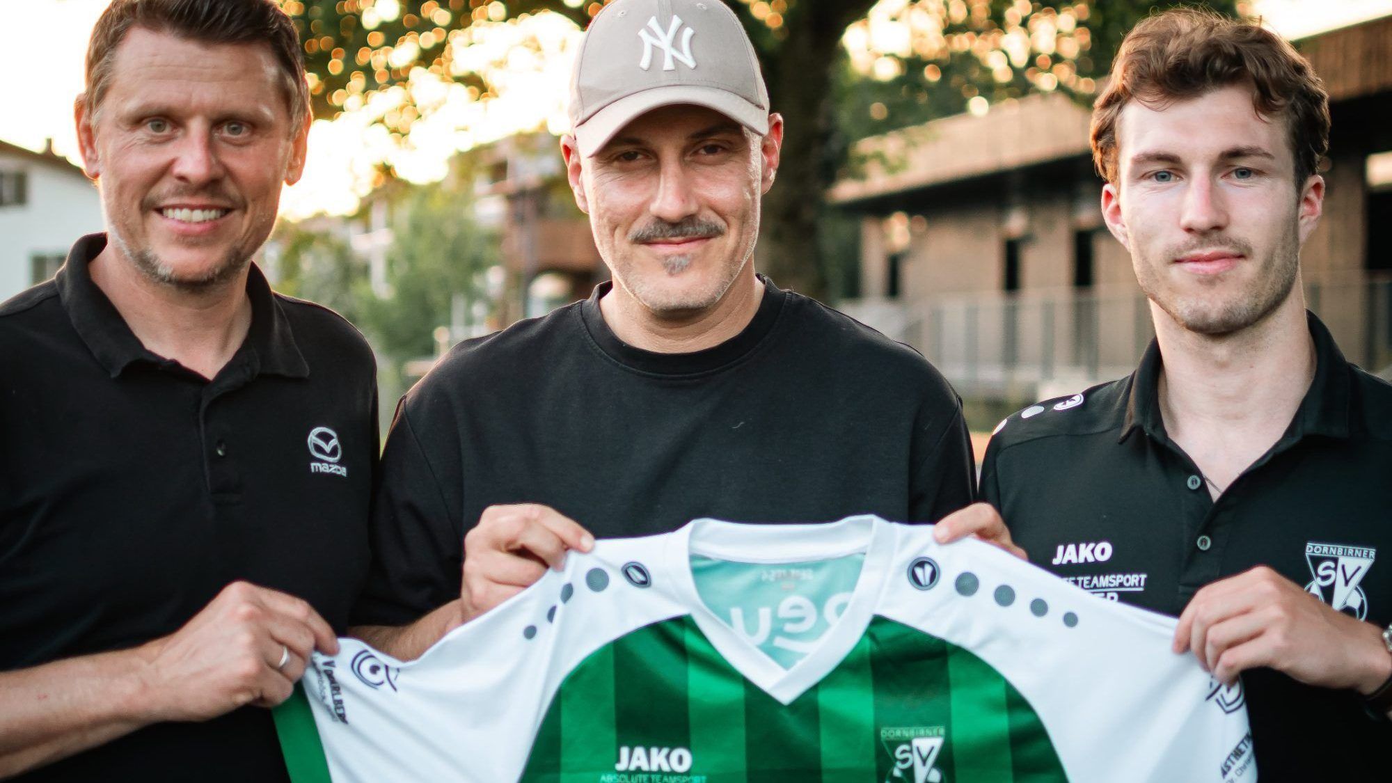 Michael Kovacec (l.), Daniel Sereinig und Daniel Holzknecht präsentieren den neuen Coach. ROLF KARNER