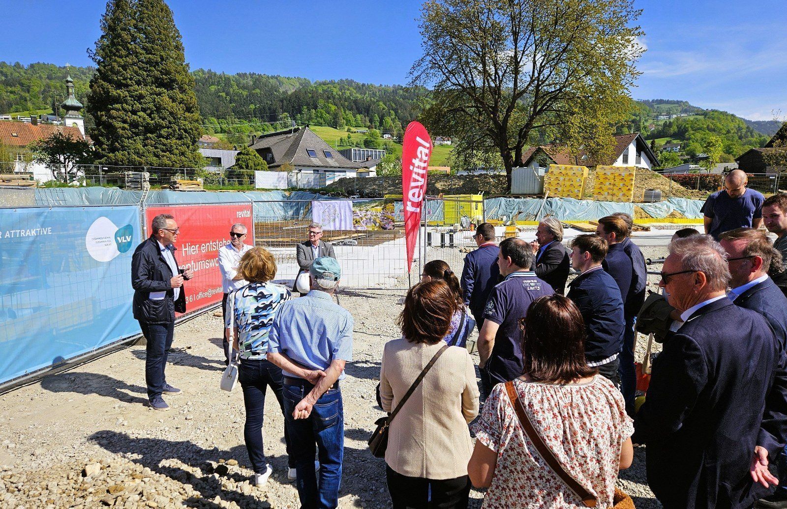 Beim Spatenstich wurde von den Festrednern Wolfgang Hefel (Revital), Robert Sturn (VLV) und Bürgermeister Frank Matt (Gemeinde Lochau) die gute partnerschaftliche Zusammenarbeit im Vorfeld der Planungen besonders betont.