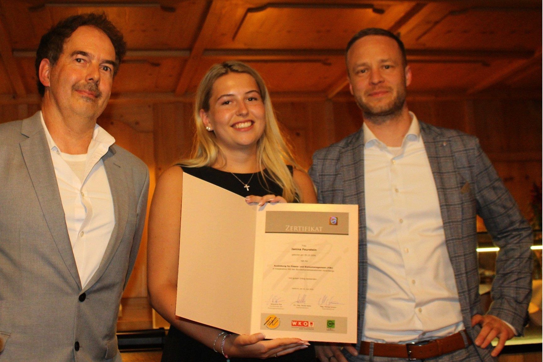 Fast vollzählig absolvierte die 5. HAK die Zusatzausbildung für Finanz- und Risikomanagement und durften stolz von Professor Christoph Willi (l.) und Robert Fröwis, Präsident des BWS-Kuratoriums, die FIRI-Zertifikate entgegennehmen.