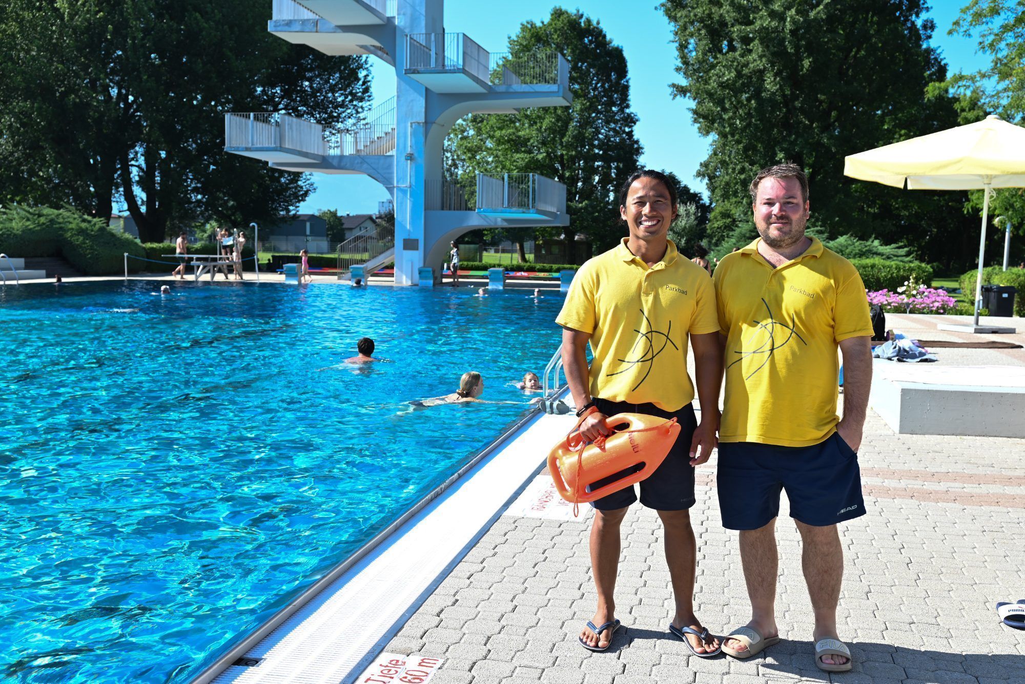 Ari und Dominik haben die Schwimmbecken stets im Auge. Sie sind bereit zu helfen, wenn sie gebraucht werden.