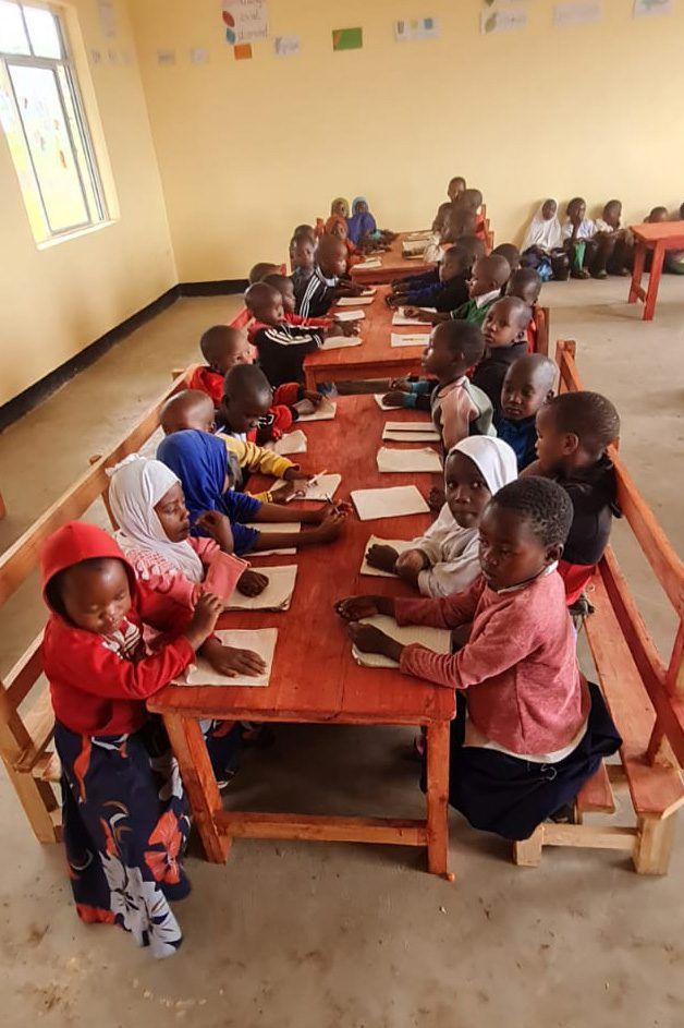 Kinder des Kindergartens in Mgora beim Lernen