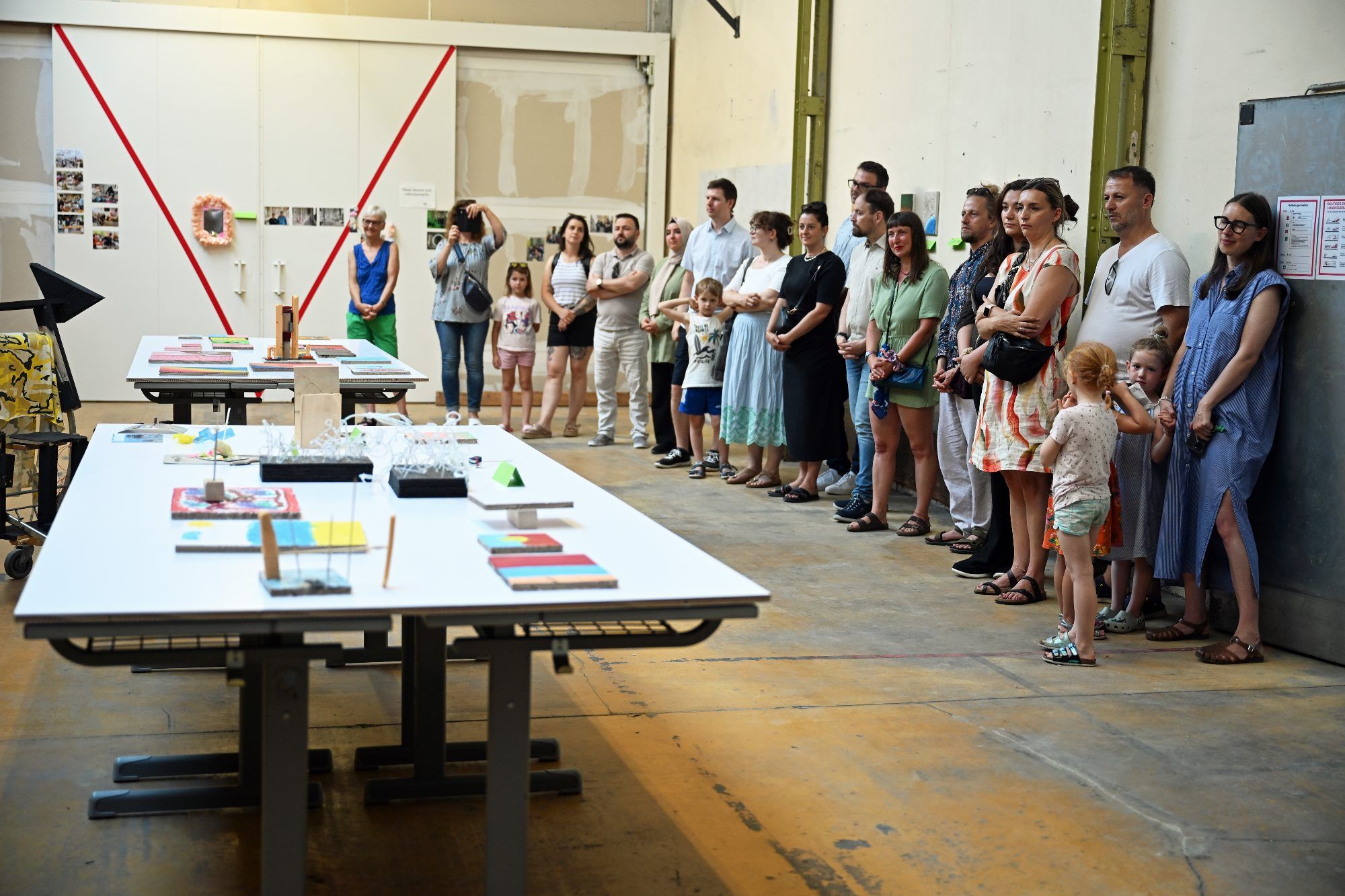 Zahlreiche Eltern, Angehörige und Interessierte besuchten die Vernissage und ließen sich durch die Ausstellung führen.