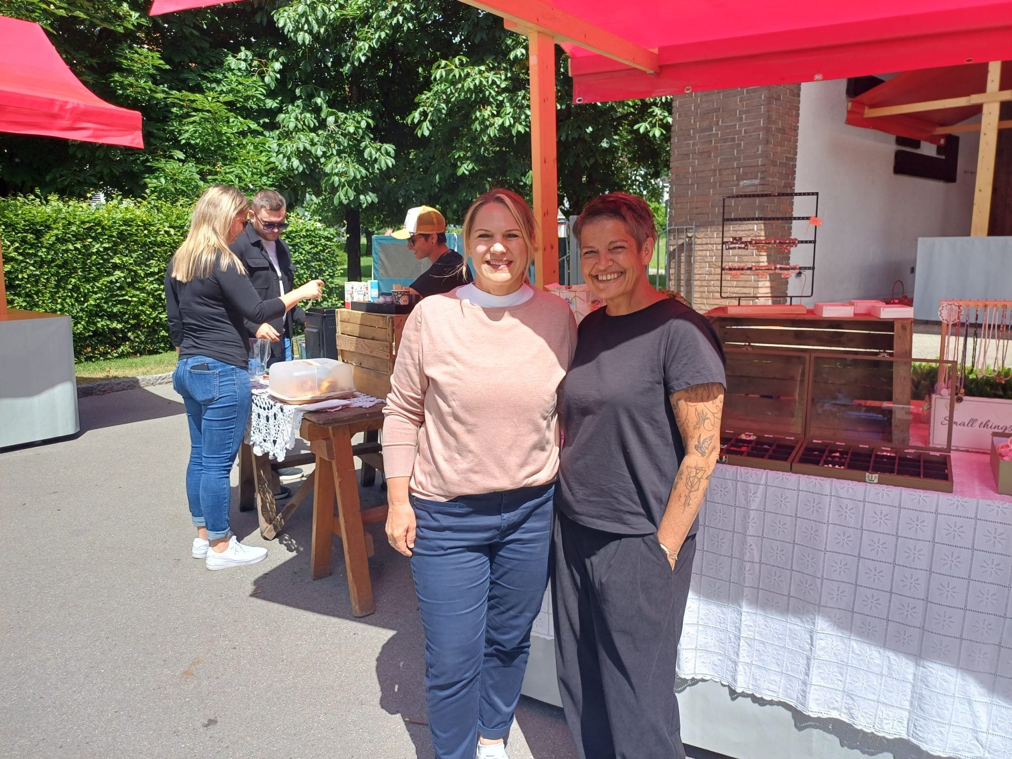 Nicole von Beck (r.) und Daniela Ritter haben den Klauser Monatsmarkt ins Leben gerufen.