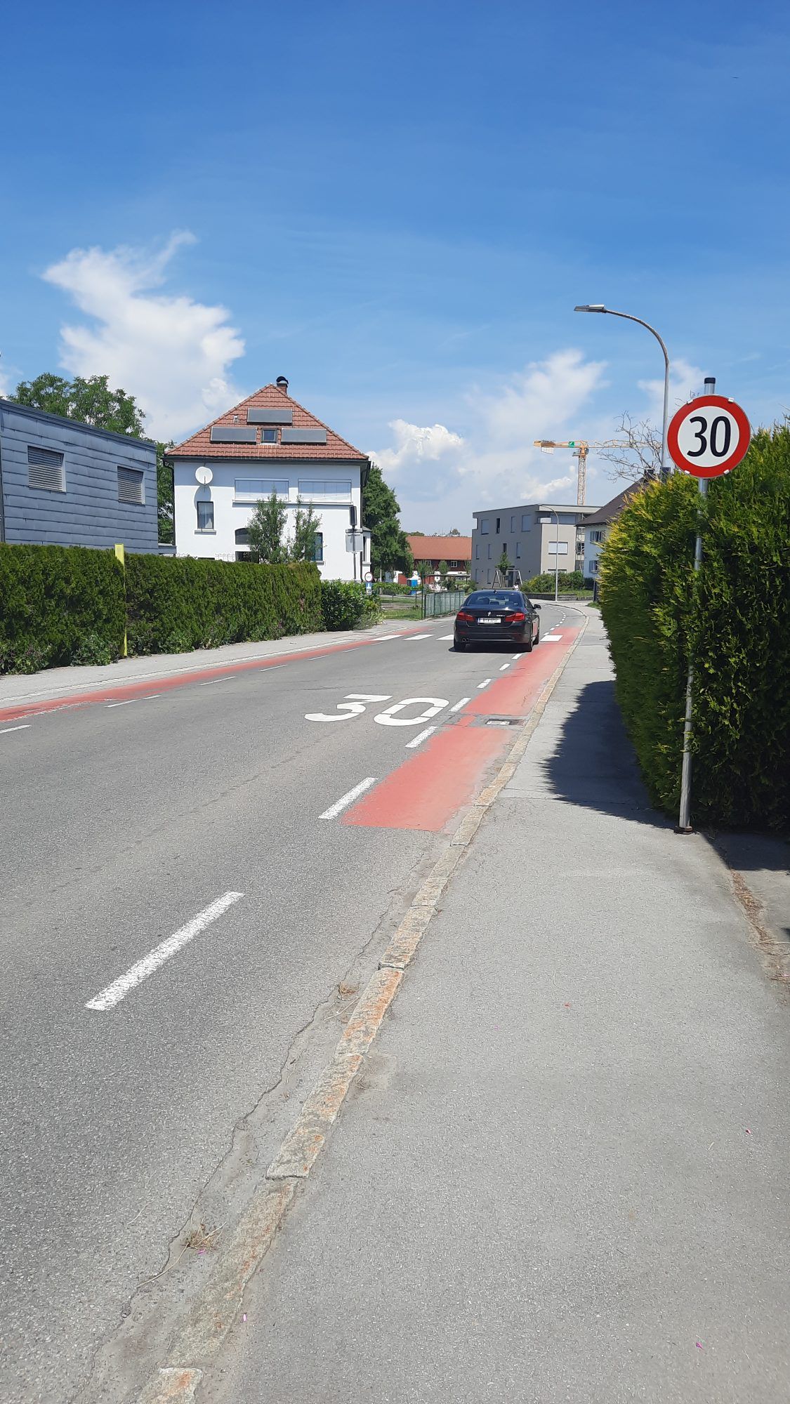 Die Ziegelbachstraße führt von der Scheier-Tankstelle (Nähe Autobahnanschluss) in Richtung Dorfzentrum.