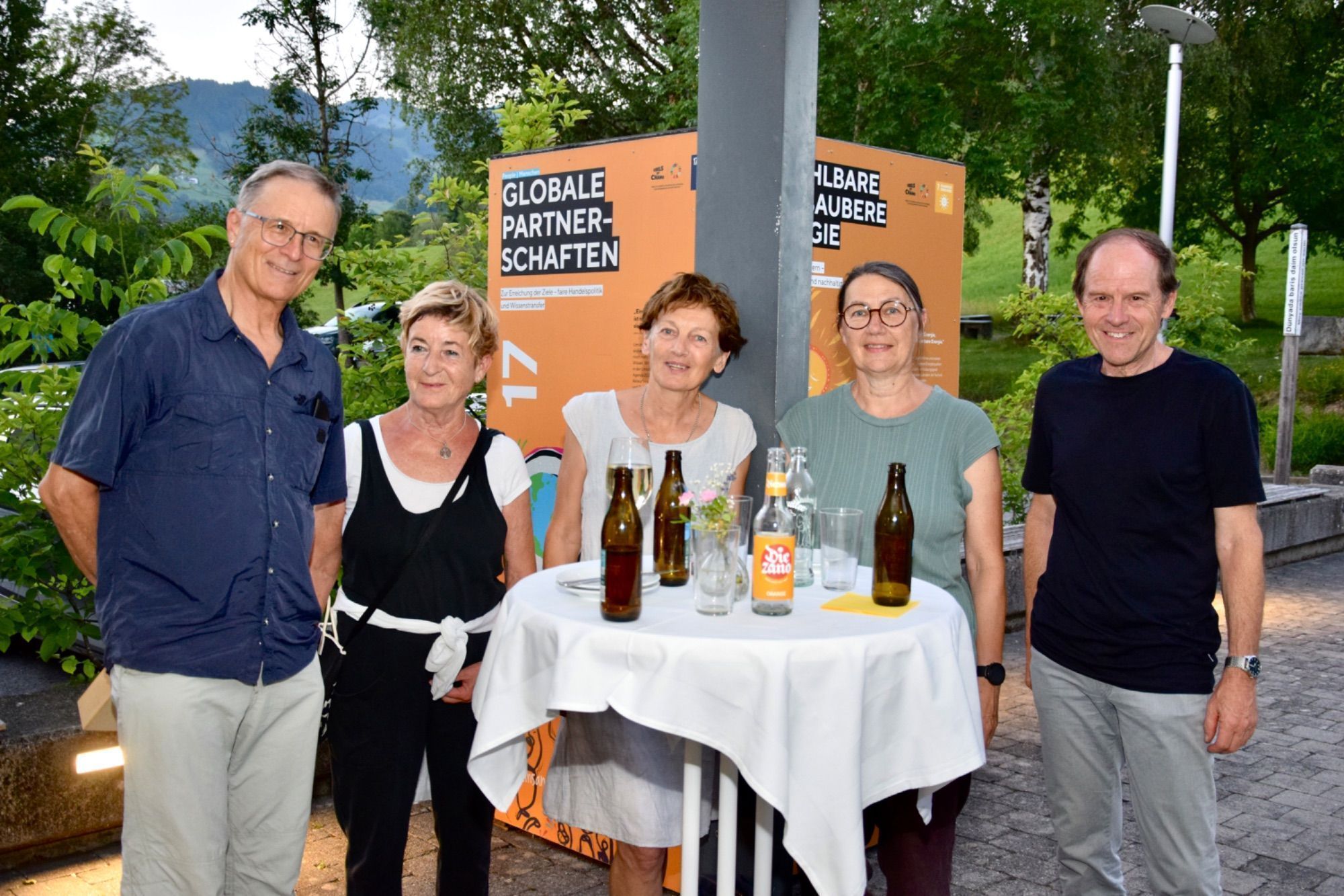 Künstler Roland Haas (l.) und Künstlerin Renate Wittwer (2. v. l.) mit Besuchern der Buchvorstellung
