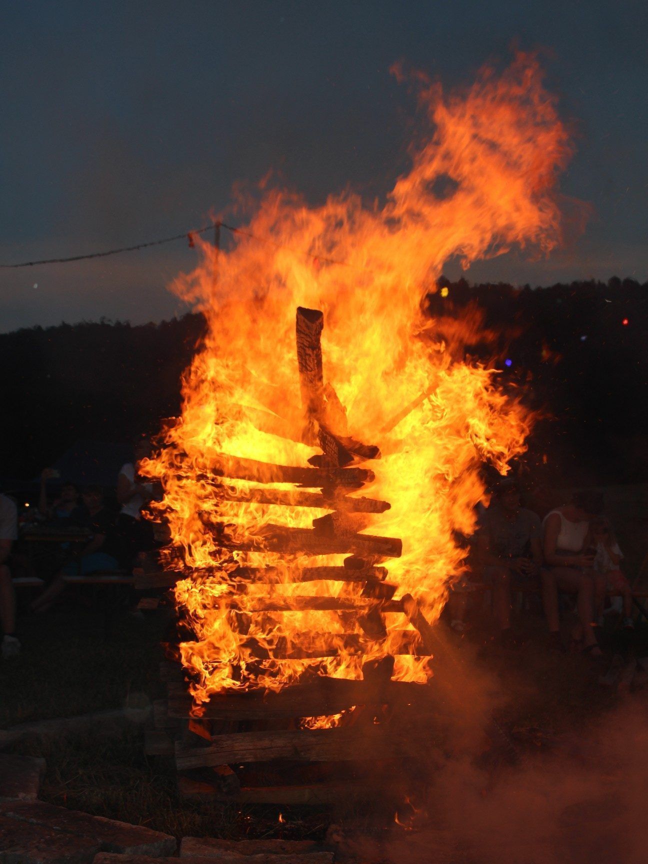 Minuten nach dem Anzünden loderte das Sonnwendfeuer in den Abendhimmel.