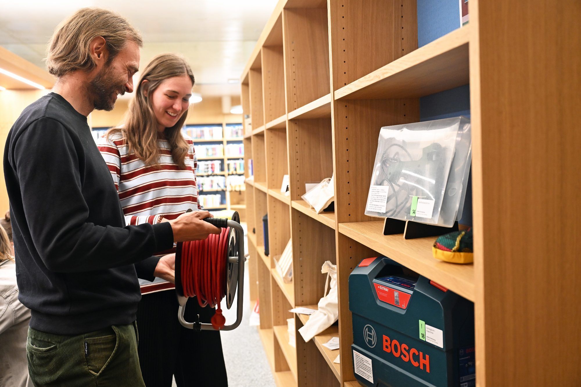In der Bibliothek der Dinge können Gegenstände ausgeliehen werden, die im Alltag oft nur gelegentlich gebraucht werden.
