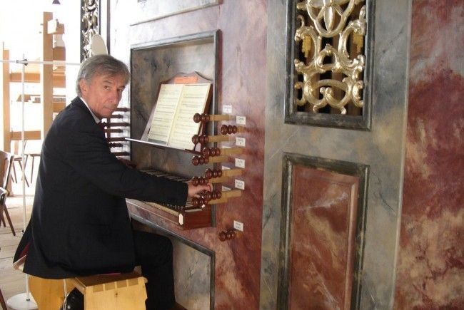 Bruno Oberhammer bringt die historische Schönach-Orgel zum Klingen.