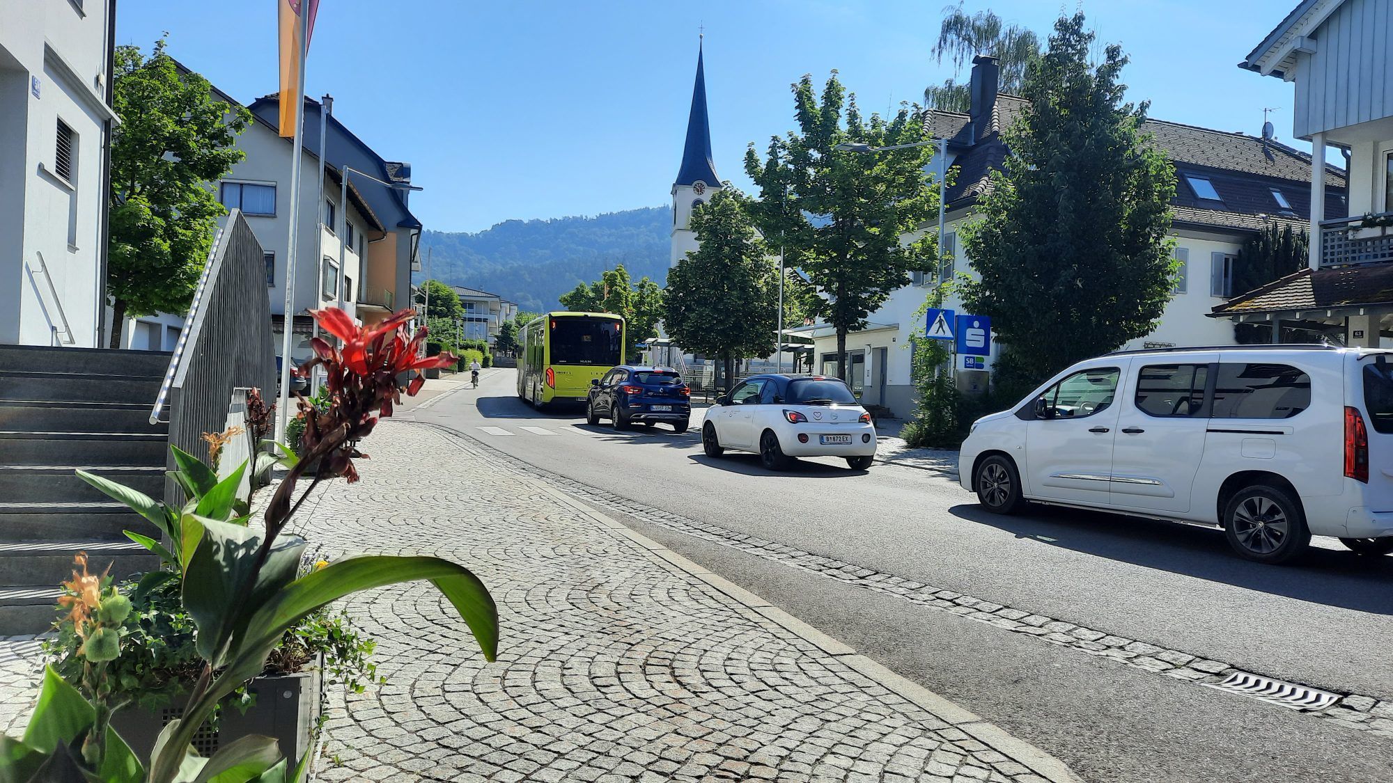 Eine Geschwindigkeitsbegrenzung auf der Landesstraße direkt im Ortszentrum ist derzeit noch in Prüfung. 