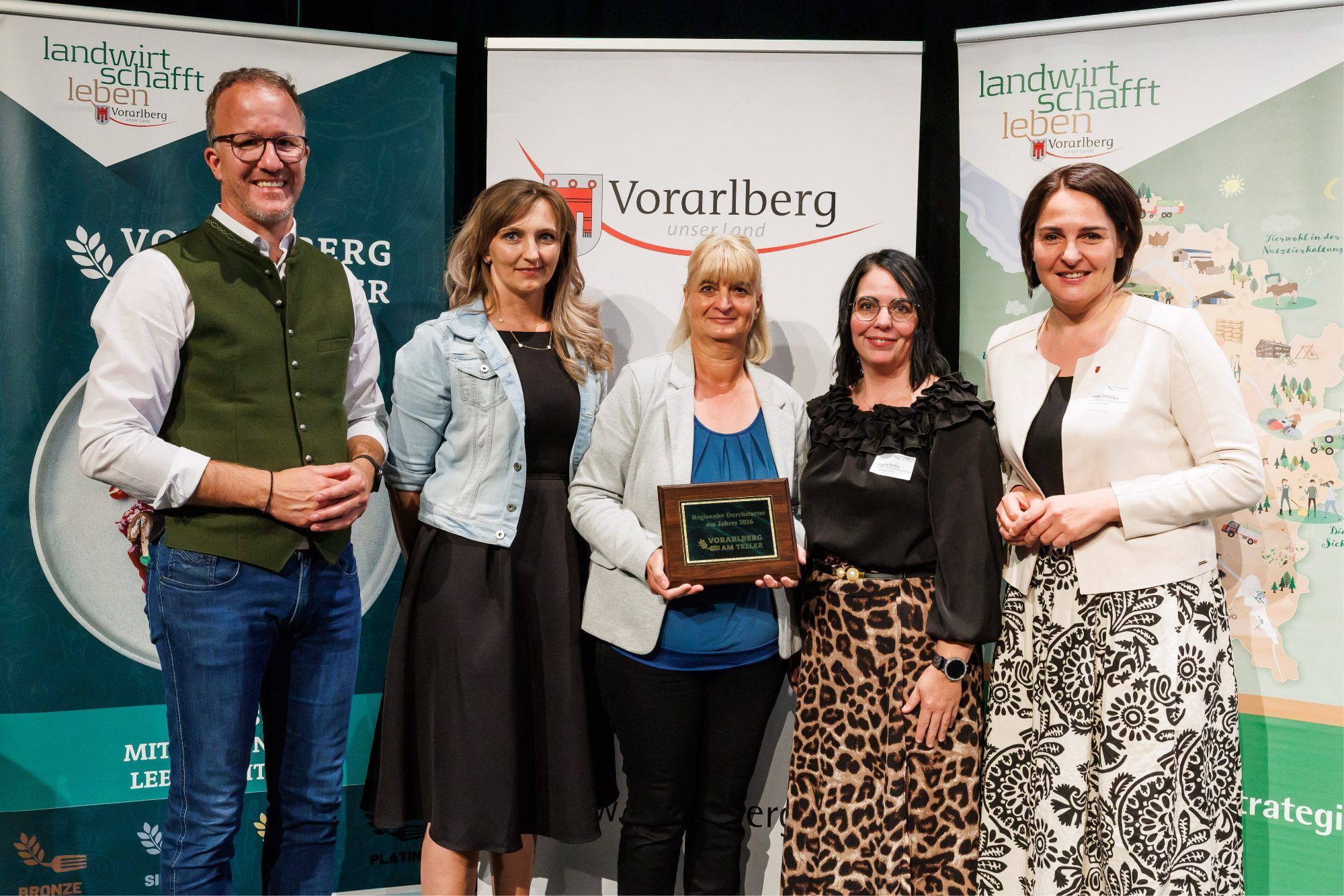 LR Christian Gantner (li) und Landtagsvizepräsidentin Monika Vonier (re) gratuliert Rusmina Zulic, Daniela Schoder und Petra Kegele (v.li) vom Bildungscampus zur Auszeichnung