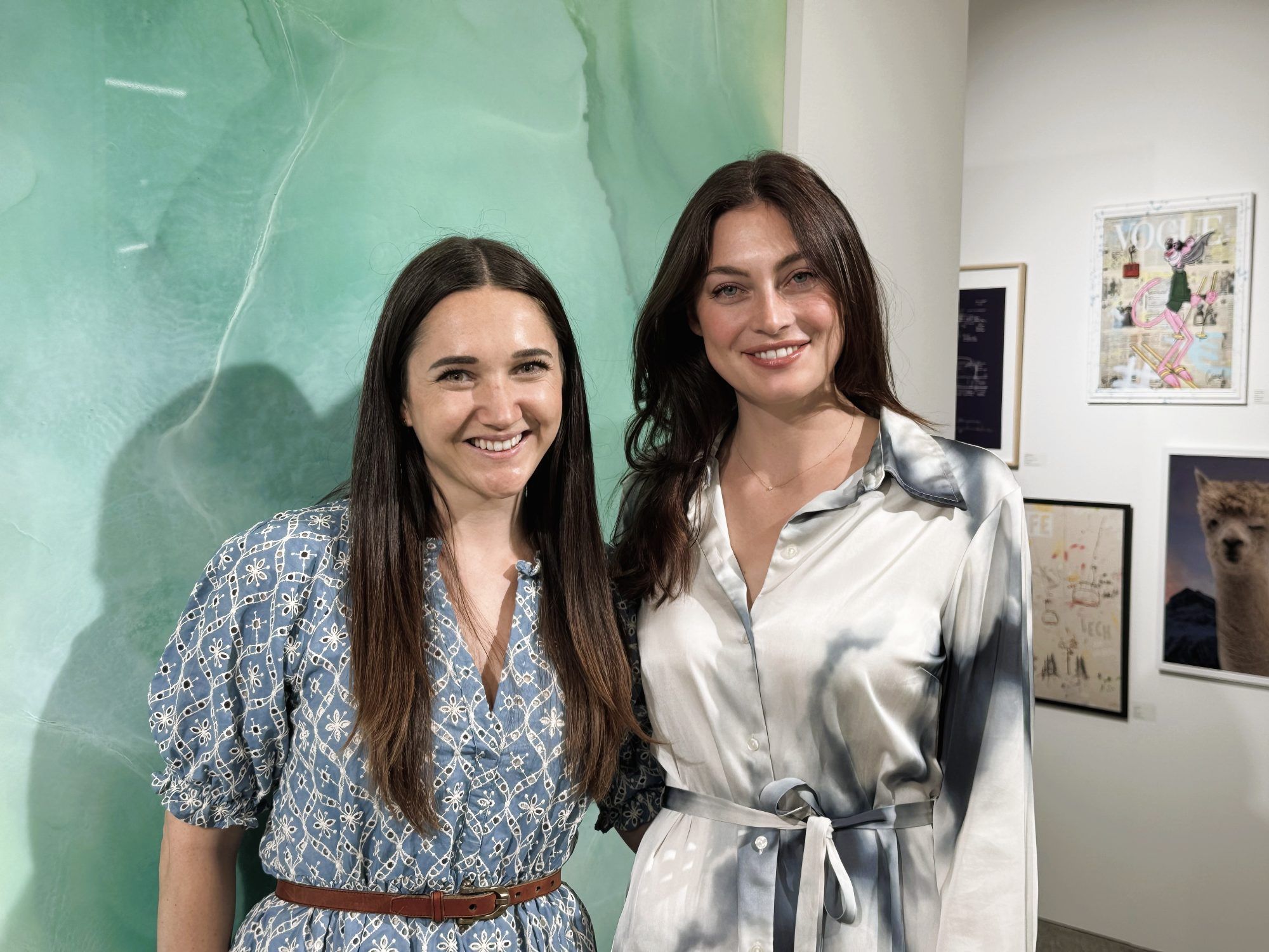 Julia Nessler (curious-creative space Lech) und Kuratorin Helena Ponier.
