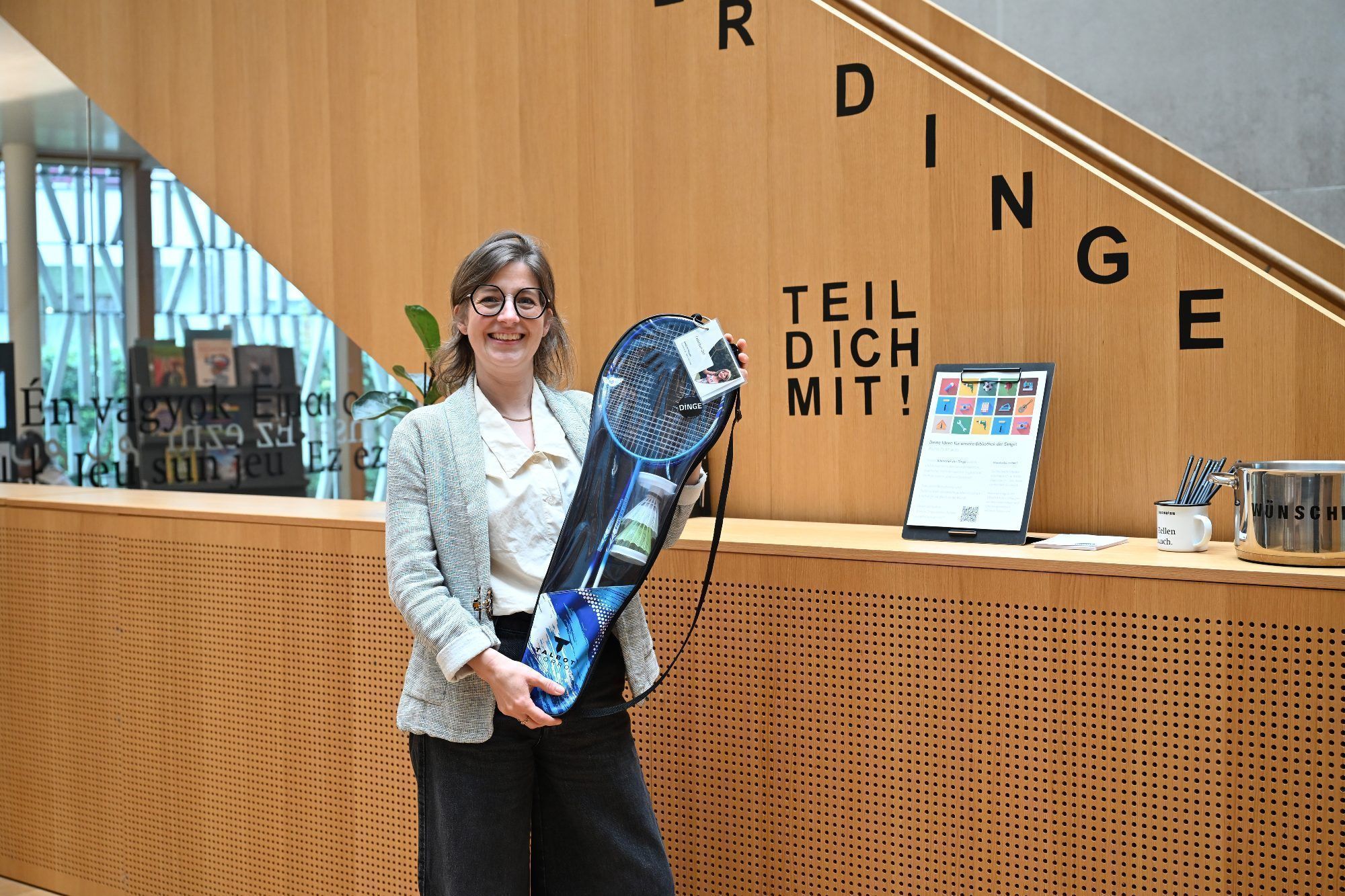 Bibliotheksleiterin Johanna Baumgartner präsentiert eines der Freizeitangebote der neuen Bibliothek der Dinge.
