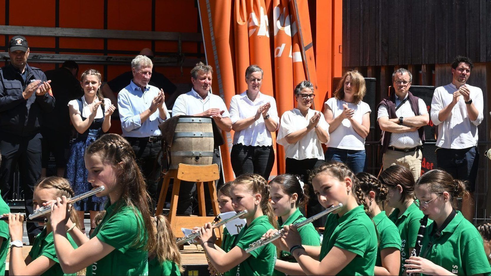 Festkommitee beim Aufmarsch Jugendkapelle (hier Crazy Tones aus Mellau)