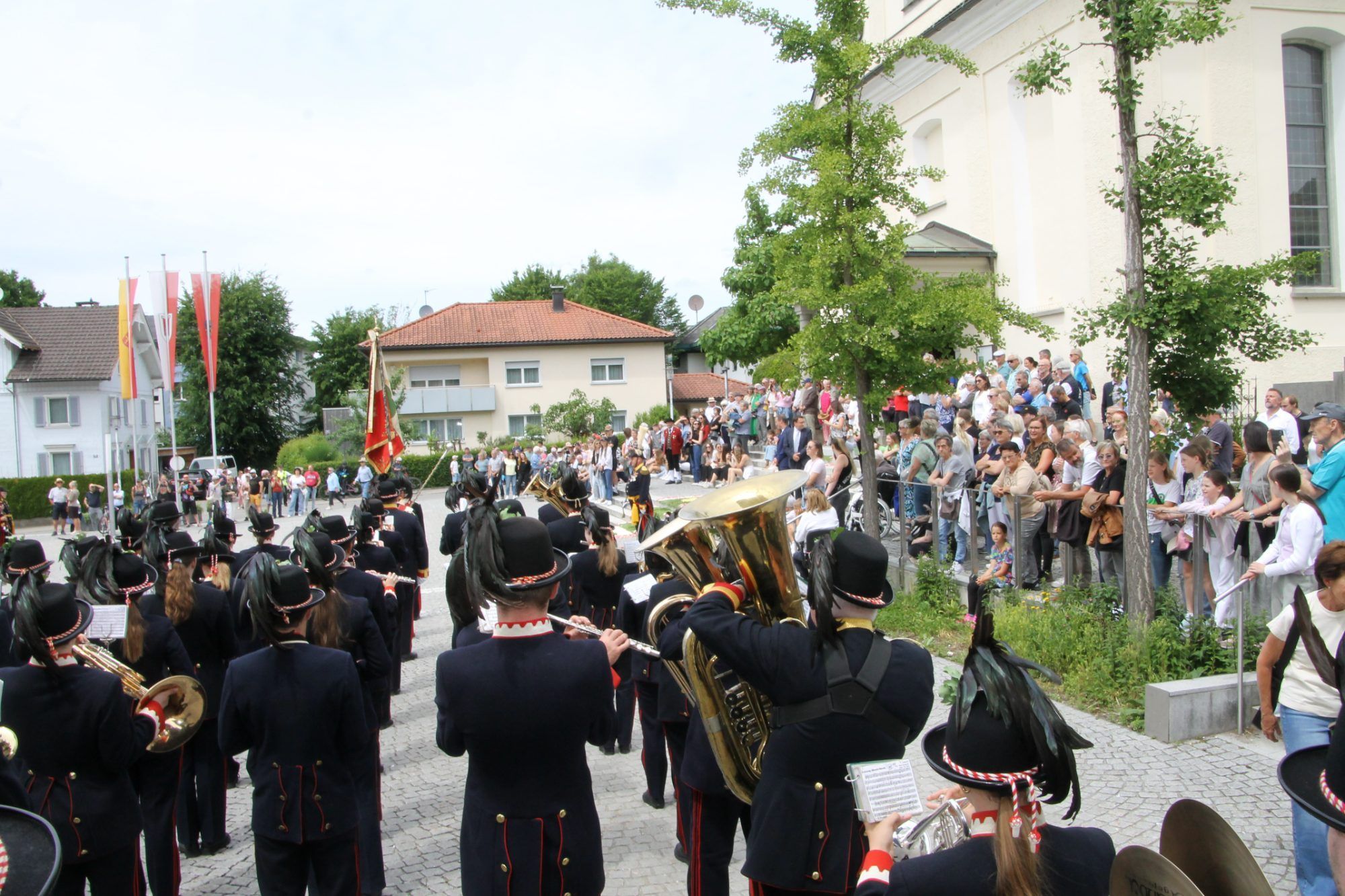 Das Zeremoniell am Donnerstagnachmittag lockt wieder viele kleine und große Gäste ins Dorfzentrum. 