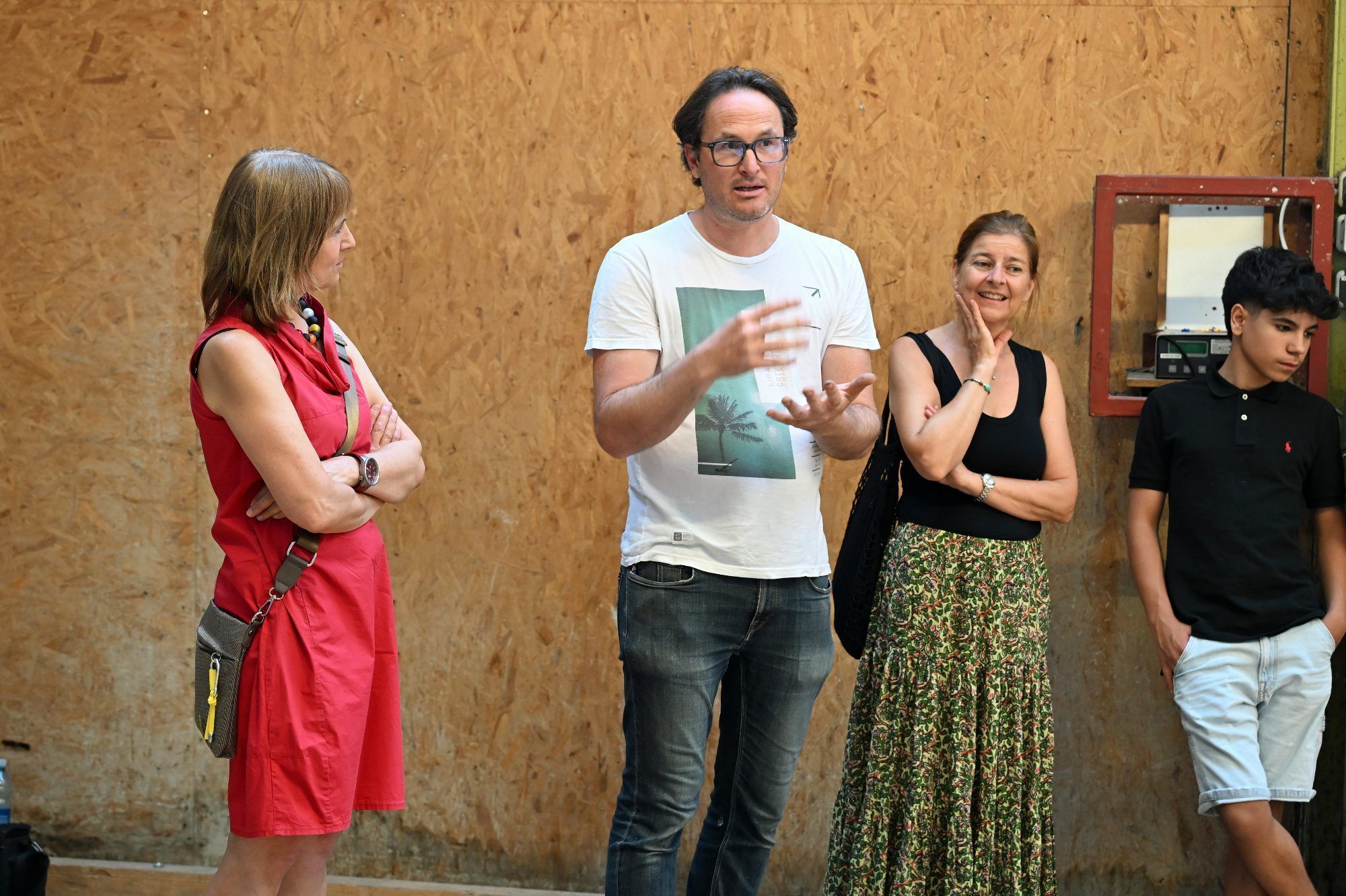 Künstler Matthias Bildstein (Mitte) sprach gemeinsam mit Werklehrerin Andrea Walther (links) und Workshopleiterin Christa Bohle über das gemeinsame Kunstprojekt.