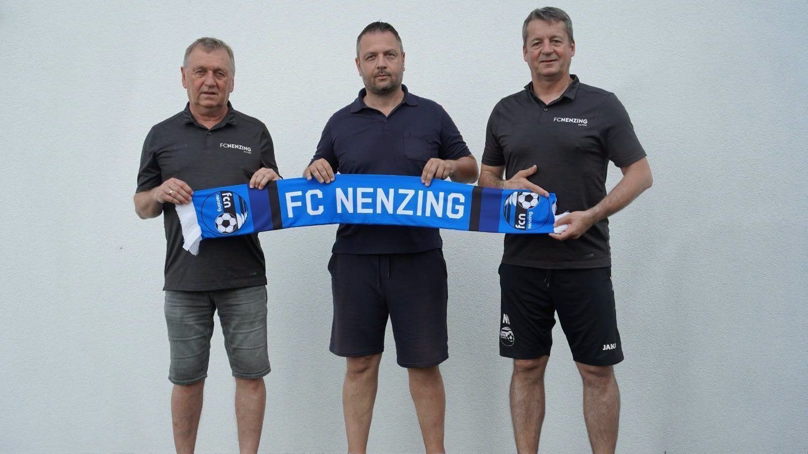 Neuer Trainer in Nenzing: Daniele Polverino (Mitte) mit Reinhard Gantner (l.) und Norbert Burtscher (r.). VEREIN